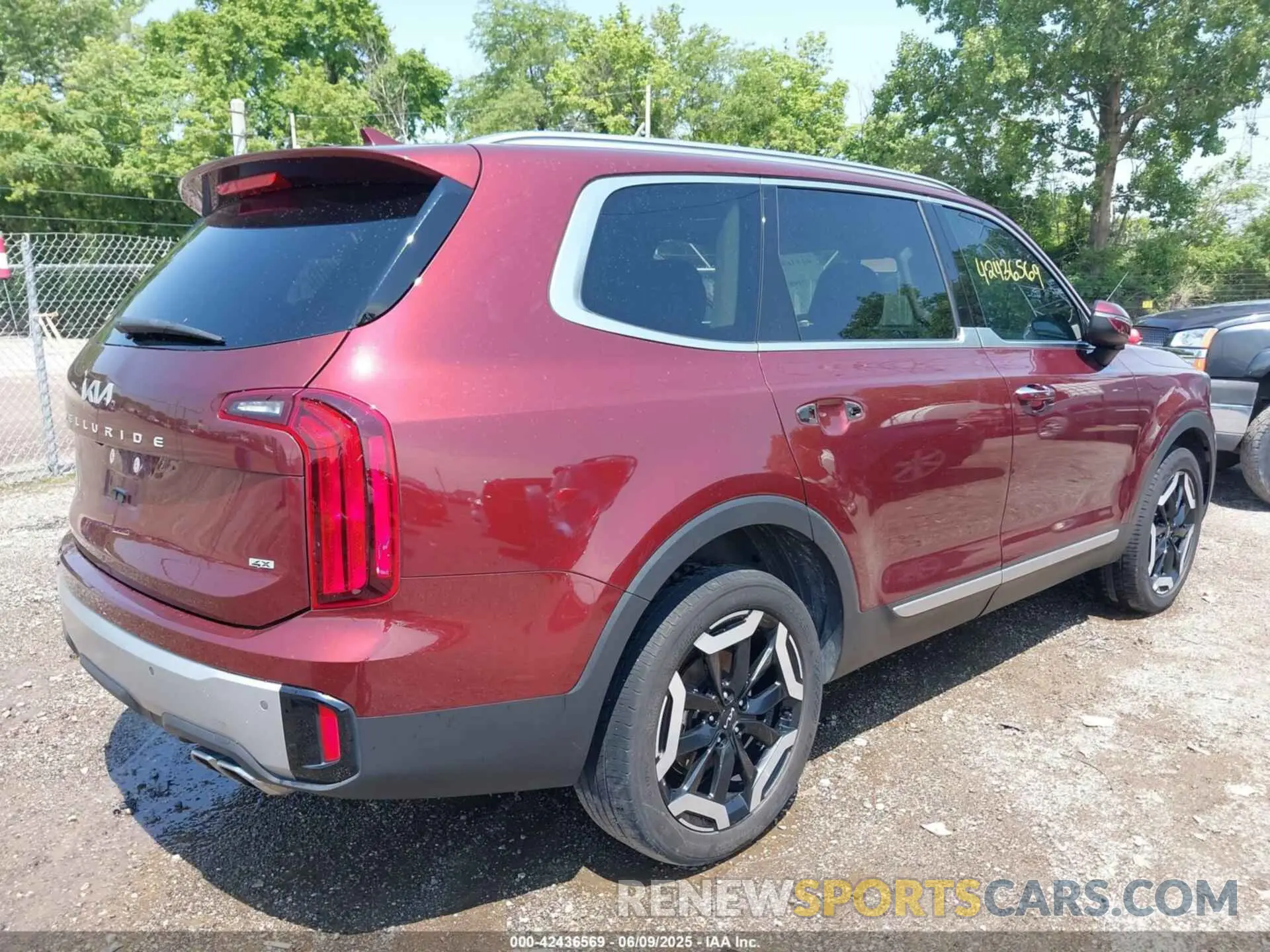4 Photograph of a damaged car 5XYP6DGC6PG338527 KIA TELLURIDE 2023
