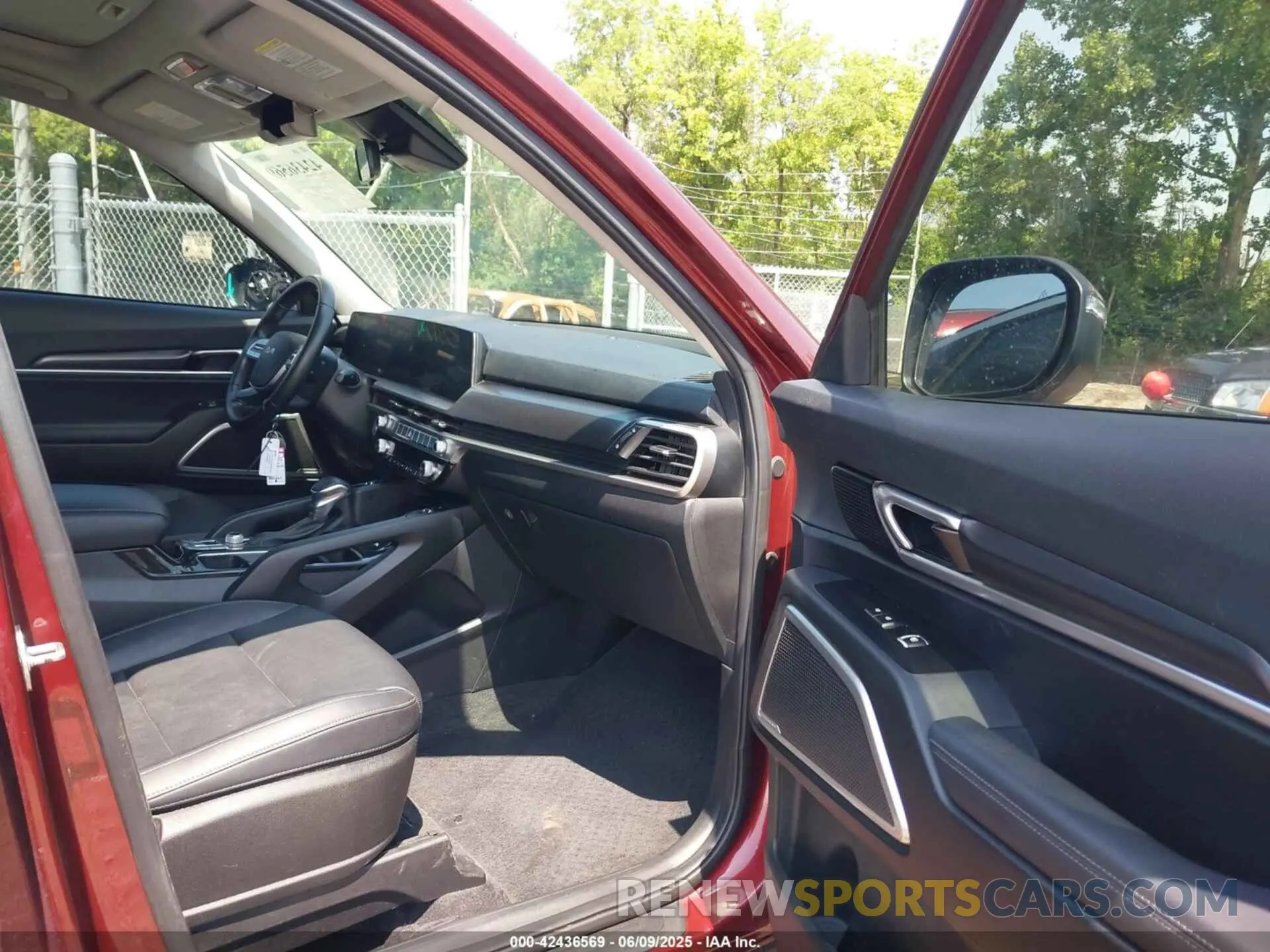 5 Photograph of a damaged car 5XYP6DGC6PG338527 KIA TELLURIDE 2023