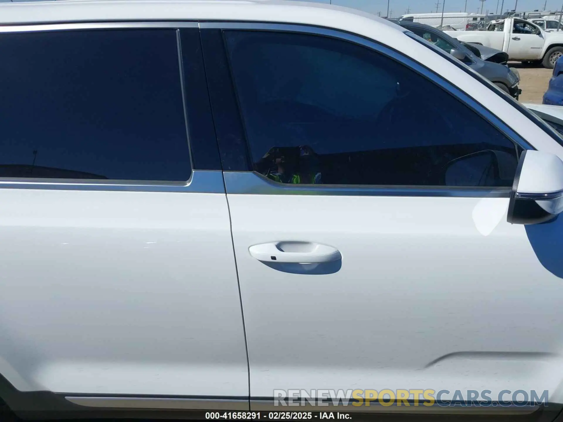 13 Photograph of a damaged car 5XYP2DGC9RG539661 KIA TELLURIDE 2024