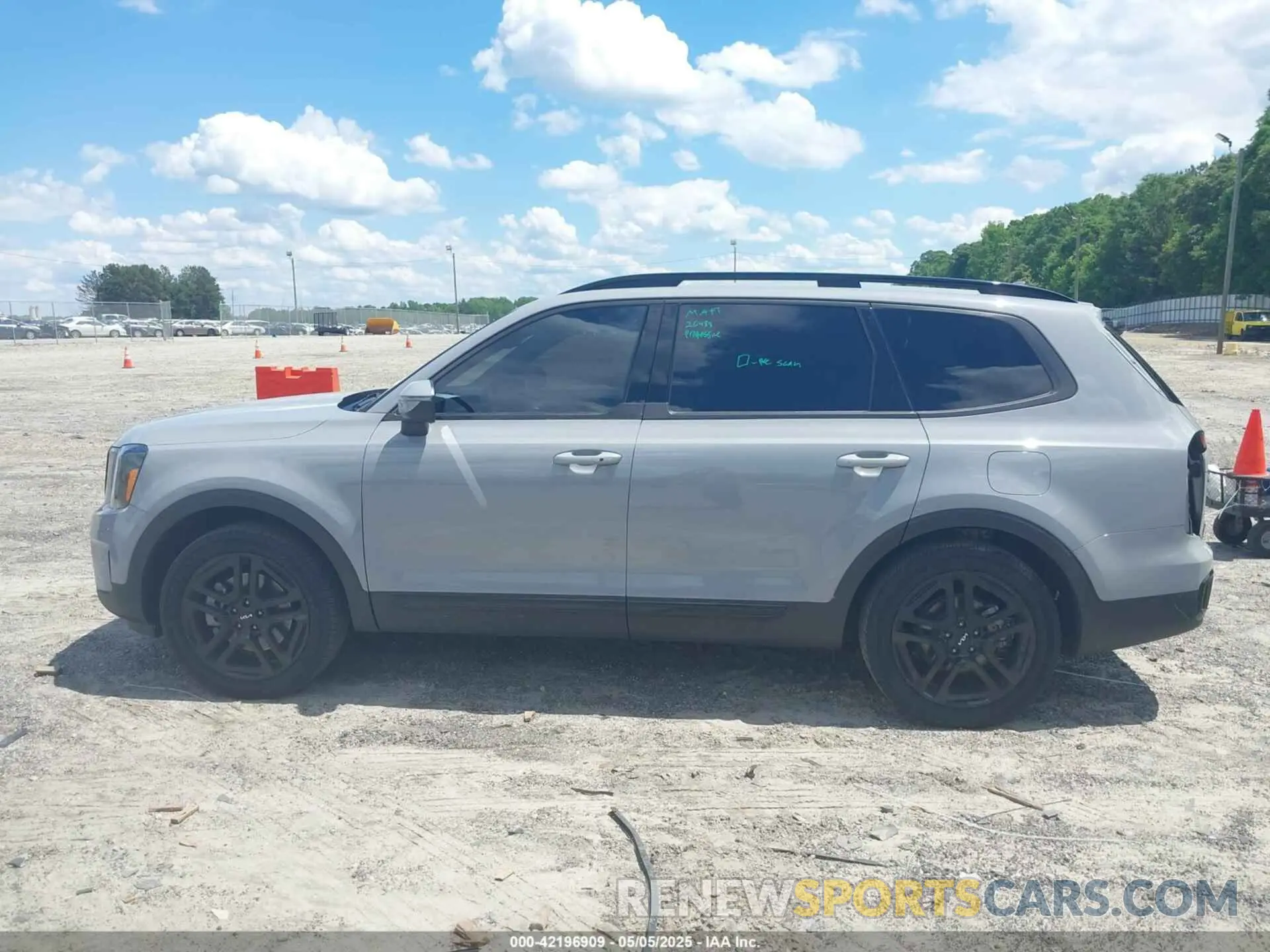 14 Photograph of a damaged car 5XYP3DGC0RG418854 KIA TELLURIDE 2024