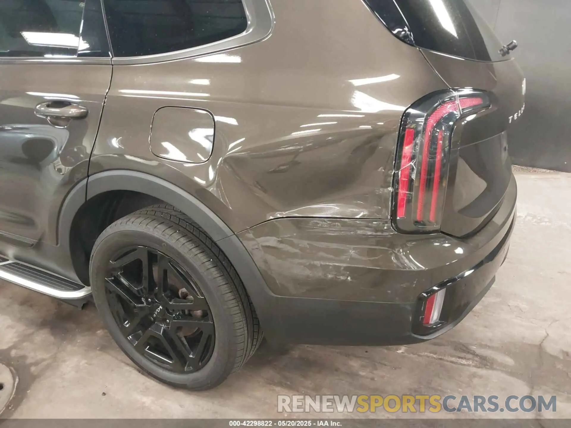 18 Photograph of a damaged car 5XYP5DGC0RG421909 KIA TELLURIDE 2024