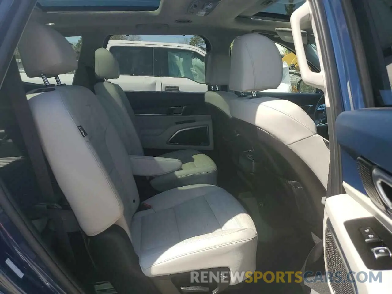 11 Photograph of a damaged car 5XYP5DGC0RG485674 KIA TELLURIDE 2024