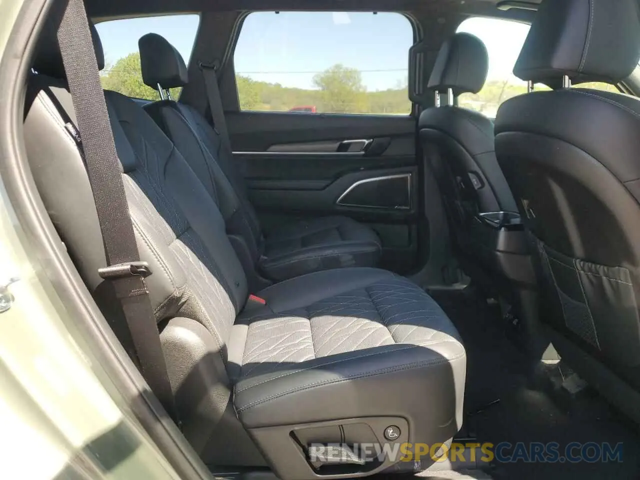 11 Photograph of a damaged car 5XYP5DGC0RG532699 KIA TELLURIDE 2024