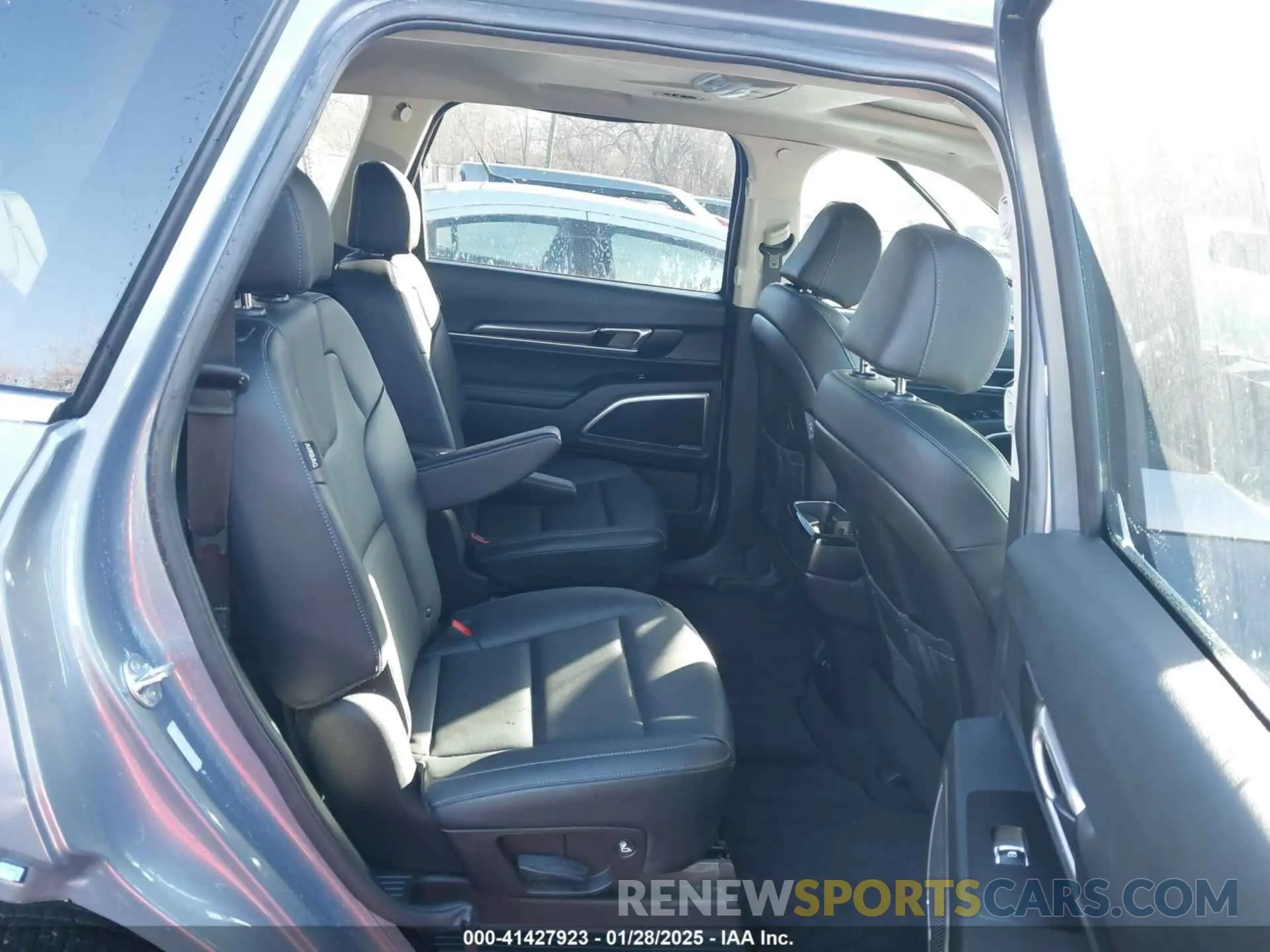 8 Photograph of a damaged car 5XYP64GC1RG553395 KIA TELLURIDE 2024