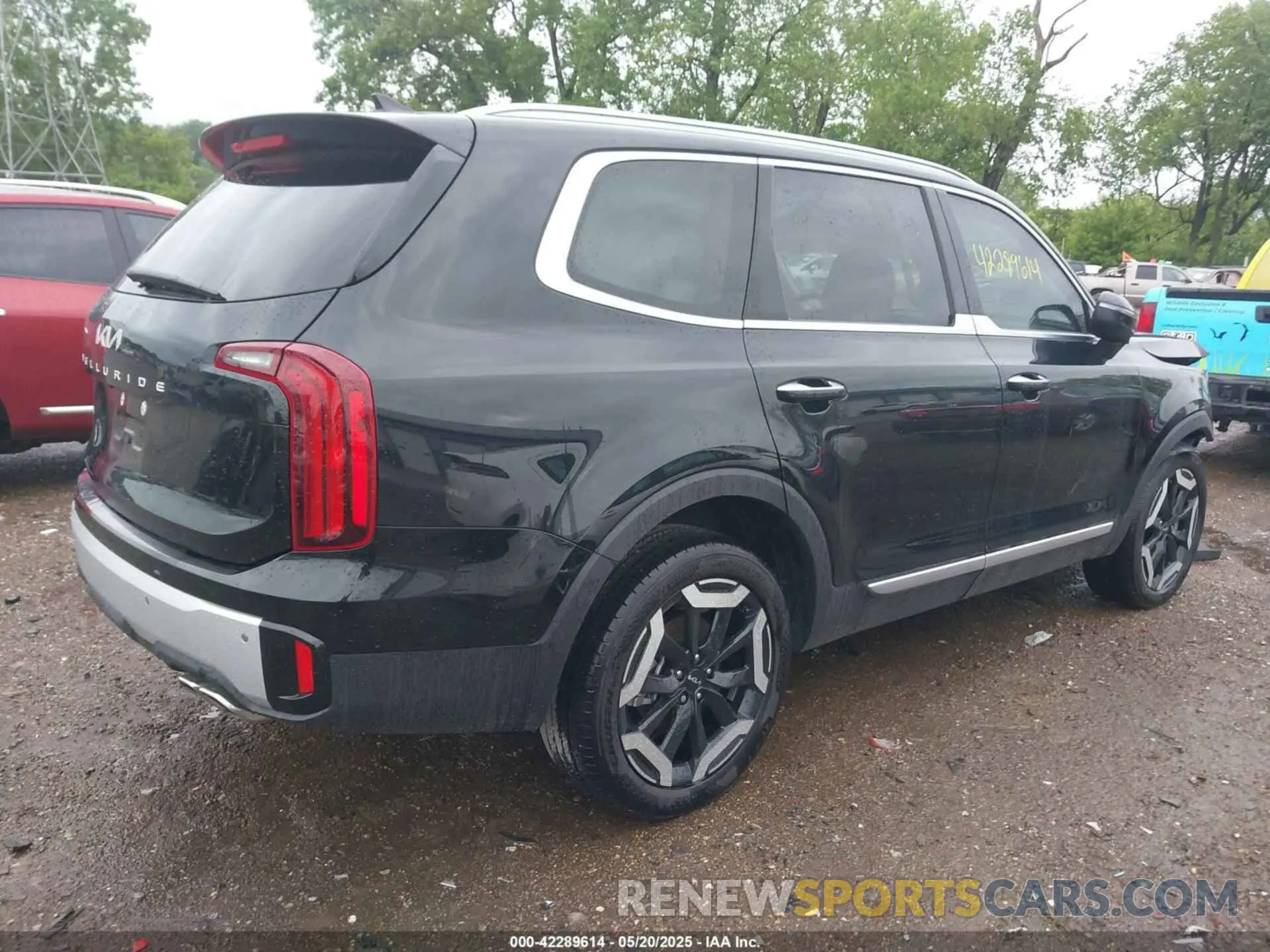 4 Photograph of a damaged car 5XYP64GC3RG552314 KIA TELLURIDE 2024