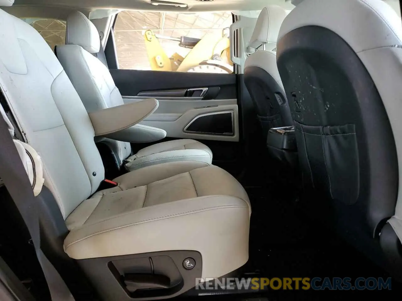 11 Photograph of a damaged car 5XYP64GC6RG430191 KIA TELLURIDE 2024