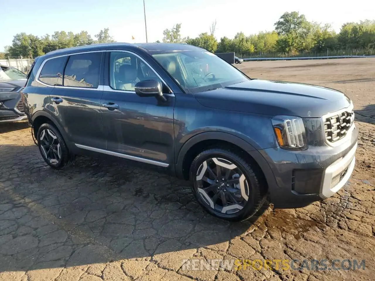 4 Photograph of a damaged car 5XYP6DGC4RG455493 KIA TELLURIDE 2024
