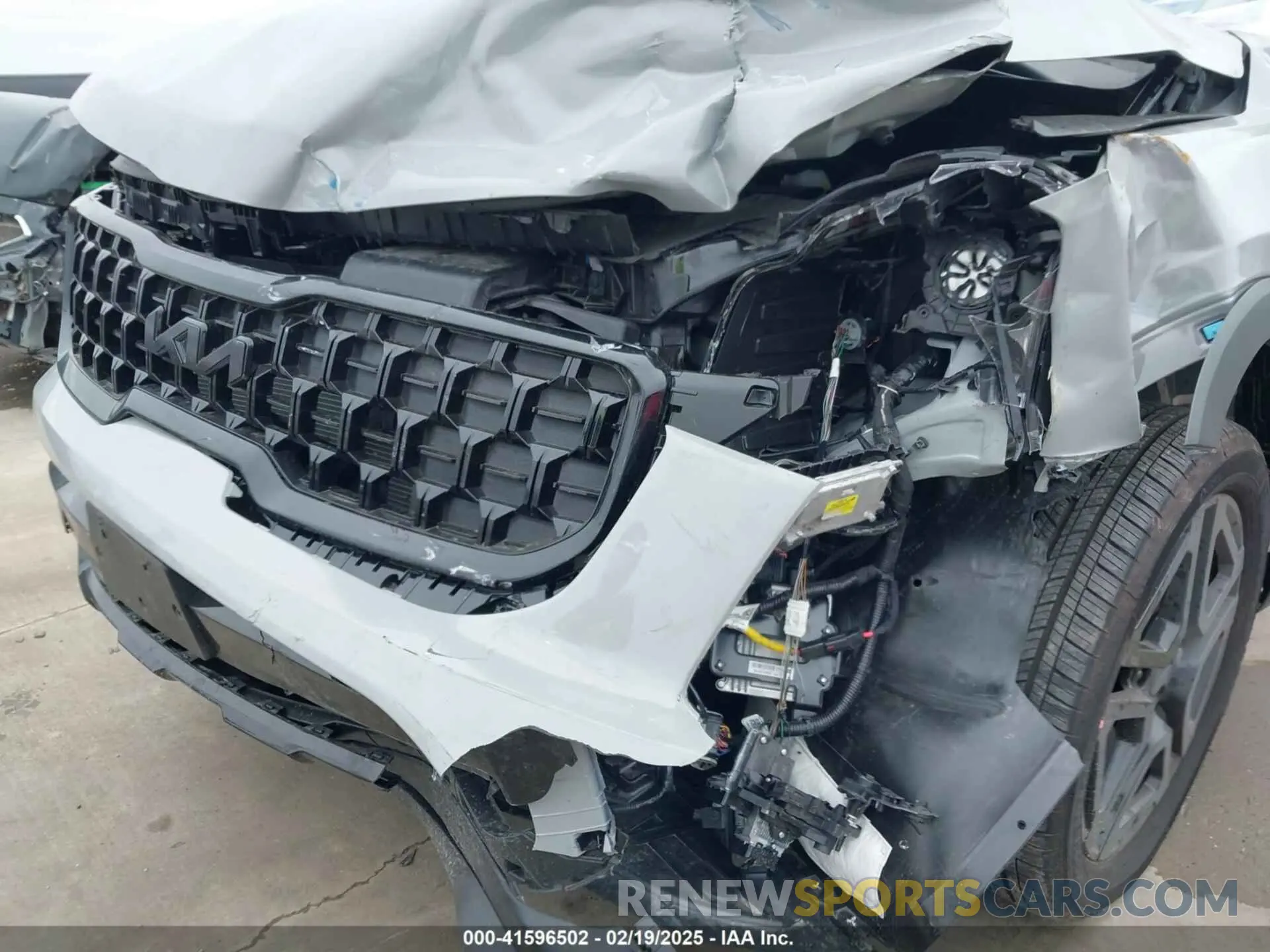 17 Photograph of a damaged car 5XYP3DGC1SG569689 KIA TELLURIDE 2025