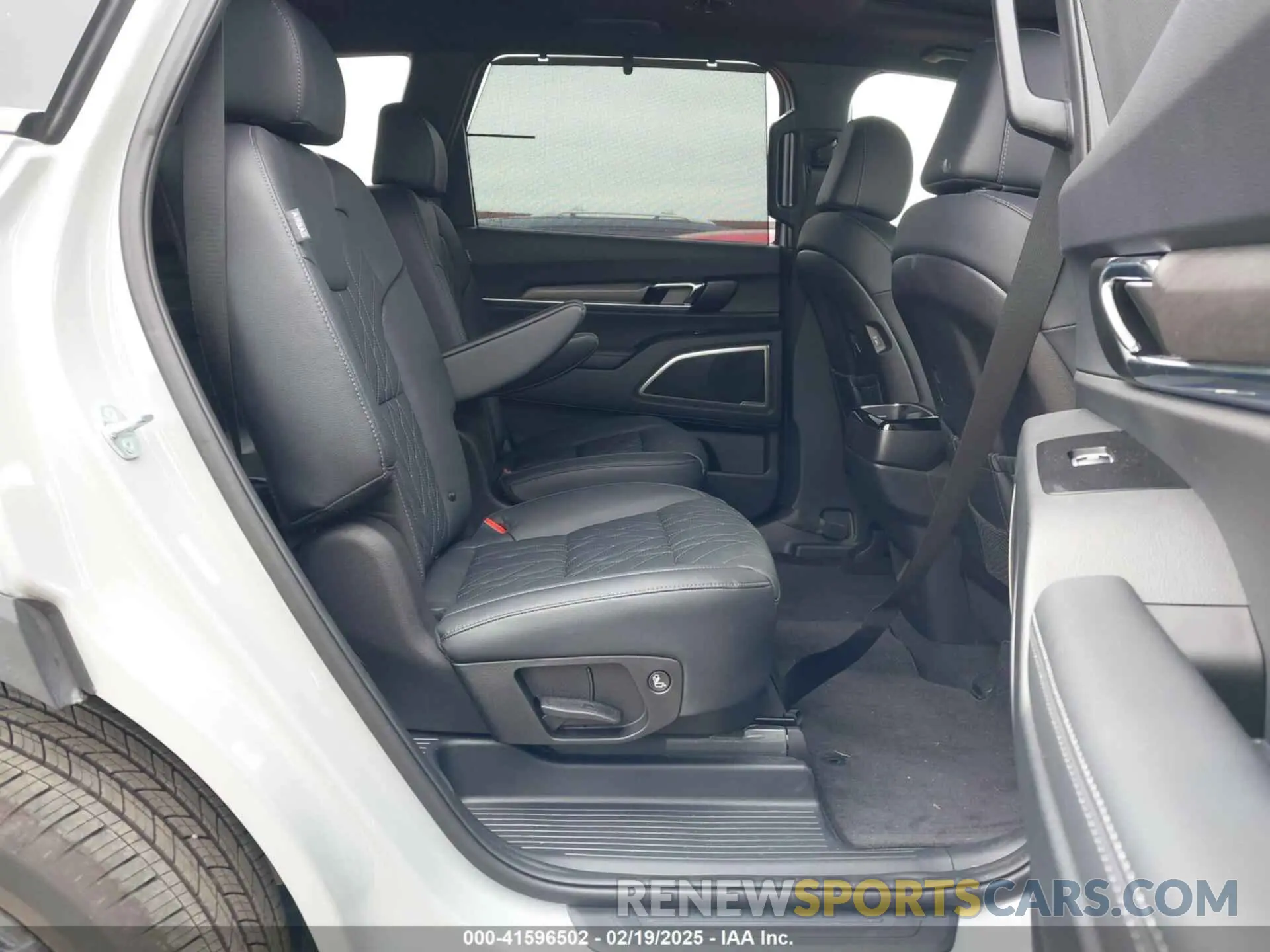 8 Photograph of a damaged car 5XYP3DGC1SG569689 KIA TELLURIDE 2025