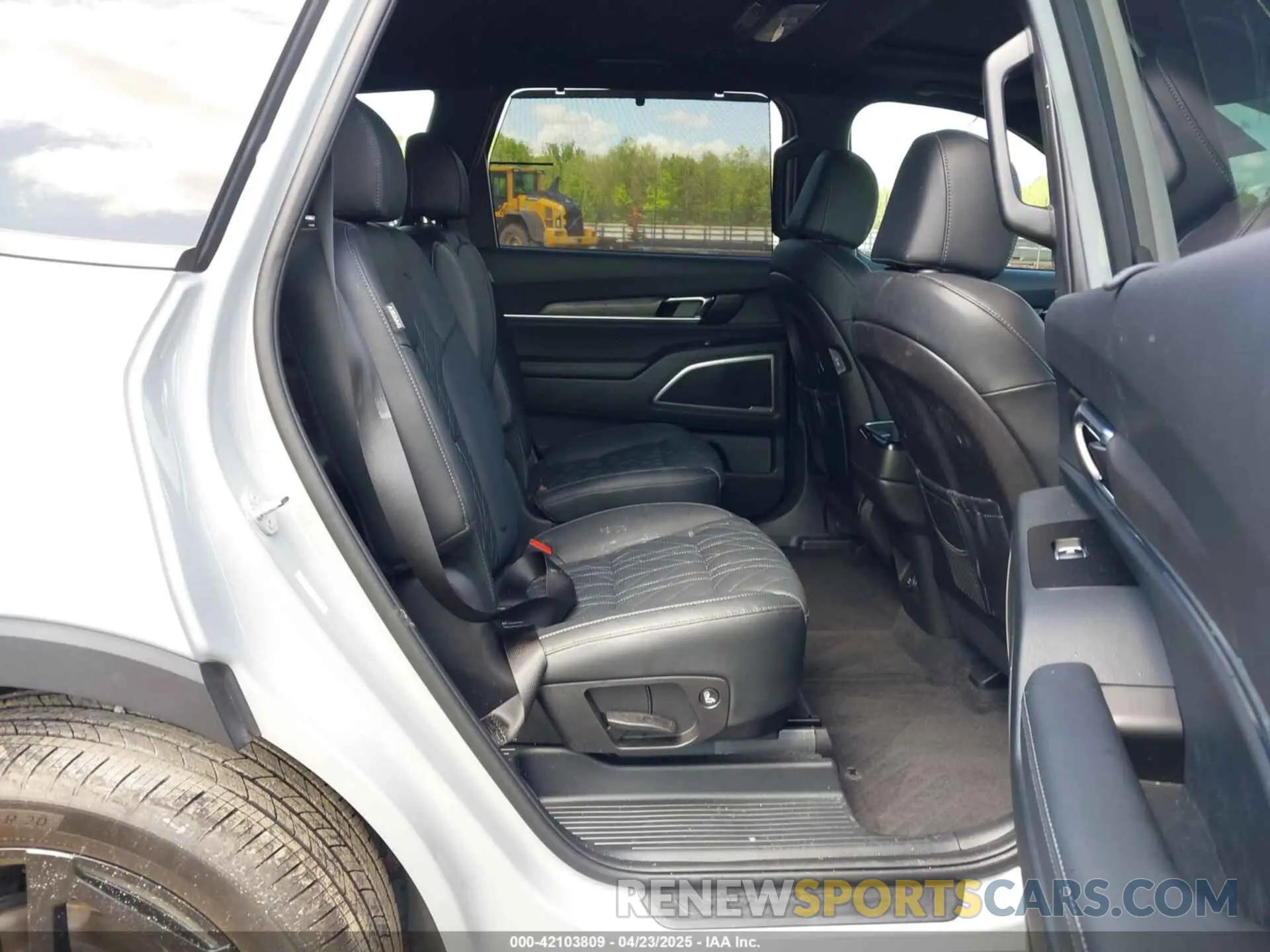 8 Photograph of a damaged car 5XYP3DGC5SG577553 KIA TELLURIDE 2025