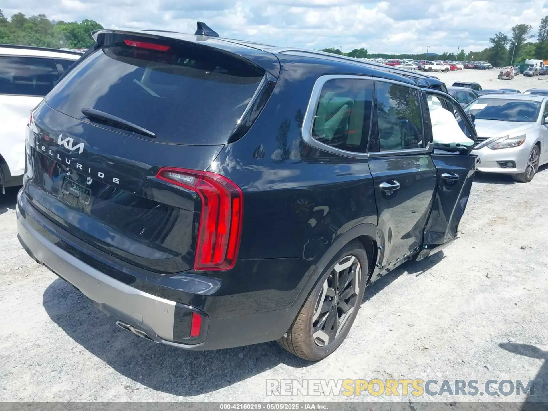 4 Photograph of a damaged car 5XYP64GC1SG636816 KIA TELLURIDE 2025