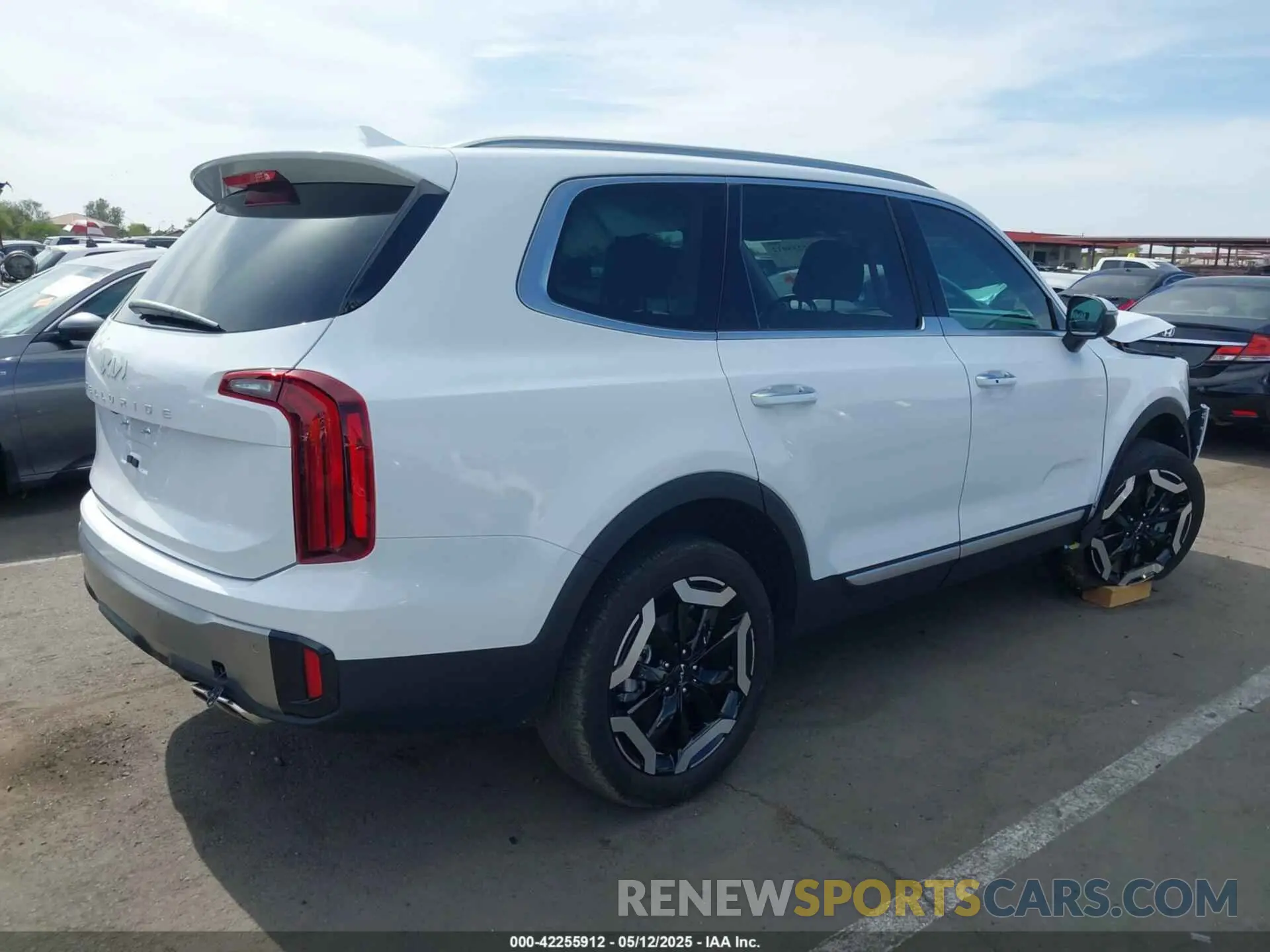 4 Photograph of a damaged car 5XYP64GC2SG571197 KIA TELLURIDE 2025
