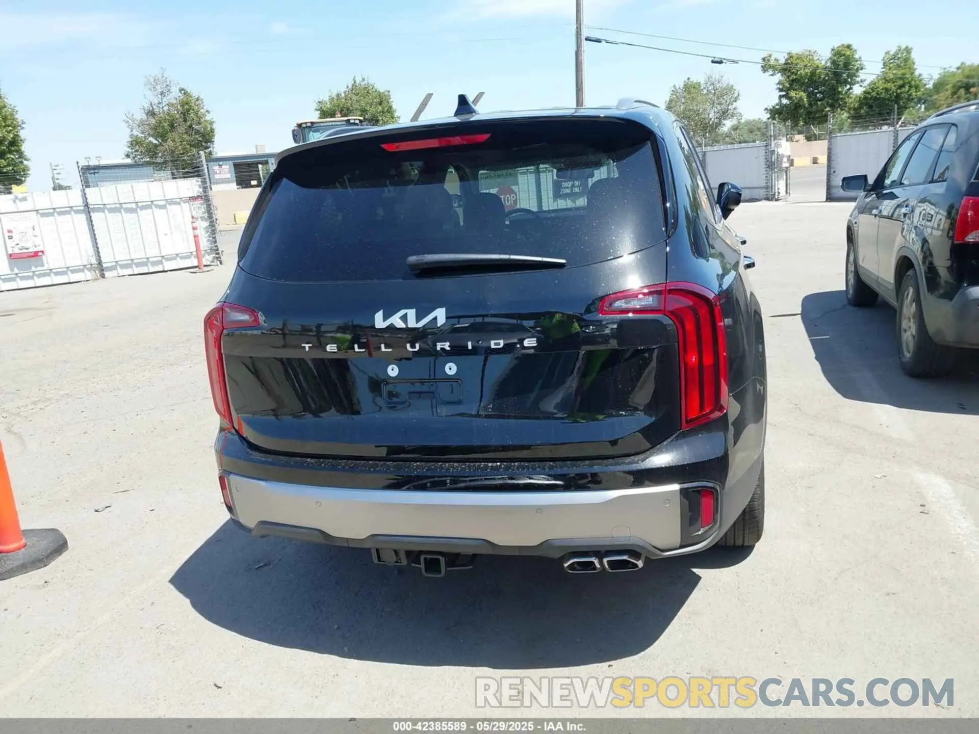 17 Photograph of a damaged car 5XYP64GC4SG623557 KIA TELLURIDE 2025