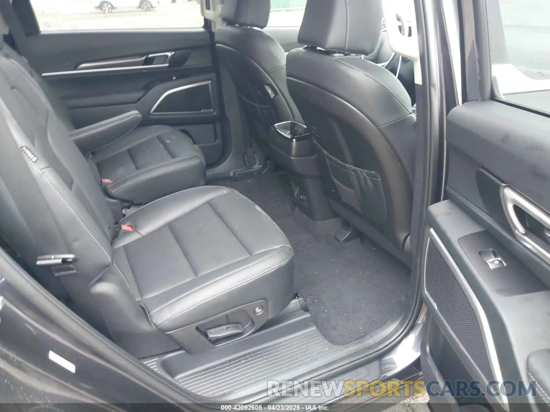 8 Photograph of a damaged car 5XYP64GCXSG619190 KIA TELLURIDE 2025
