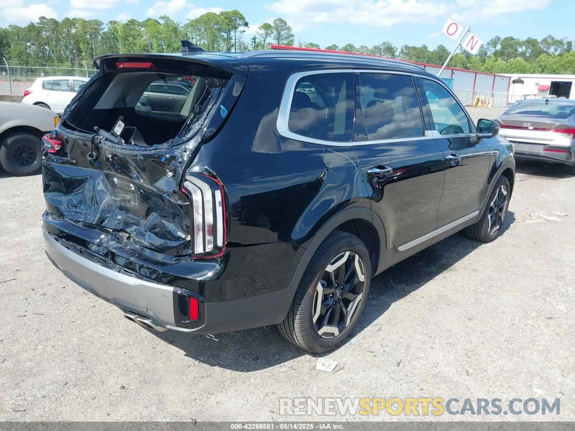 4 Photograph of a damaged car 5XYP6DGC0SG589844 KIA TELLURIDE 2025