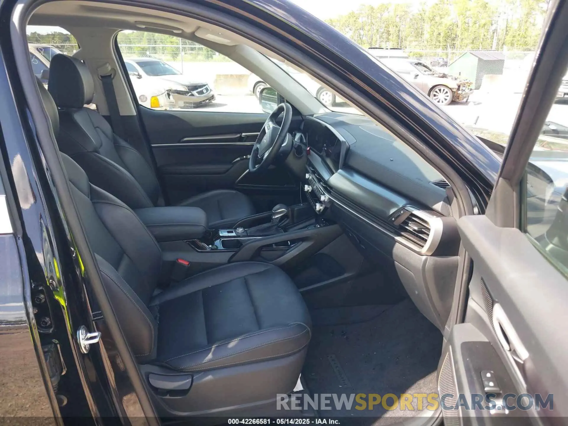 5 Photograph of a damaged car 5XYP6DGC0SG589844 KIA TELLURIDE 2025