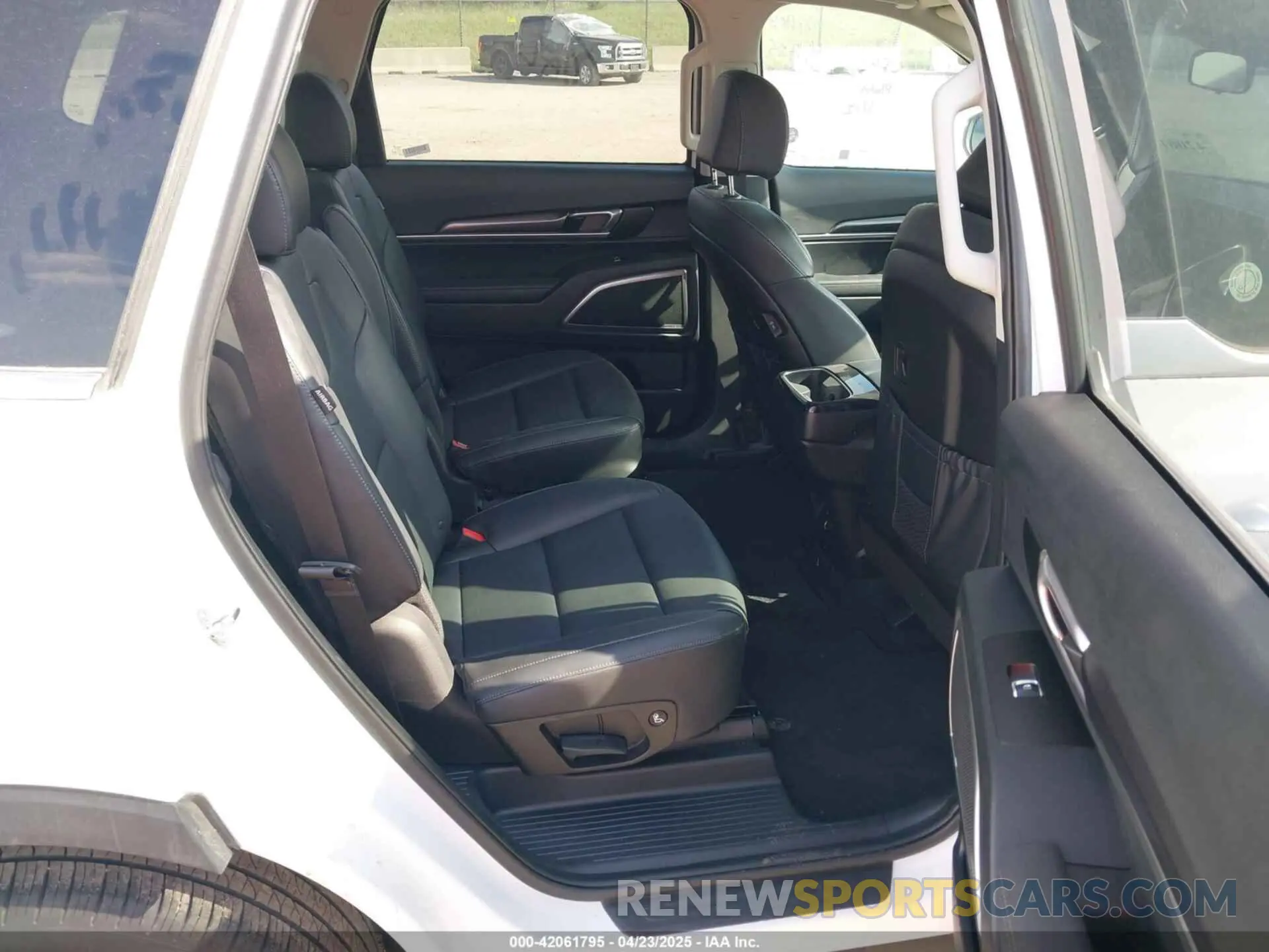 8 Photograph of a damaged car 5XYP6DGC6SG580694 KIA TELLURIDE 2025