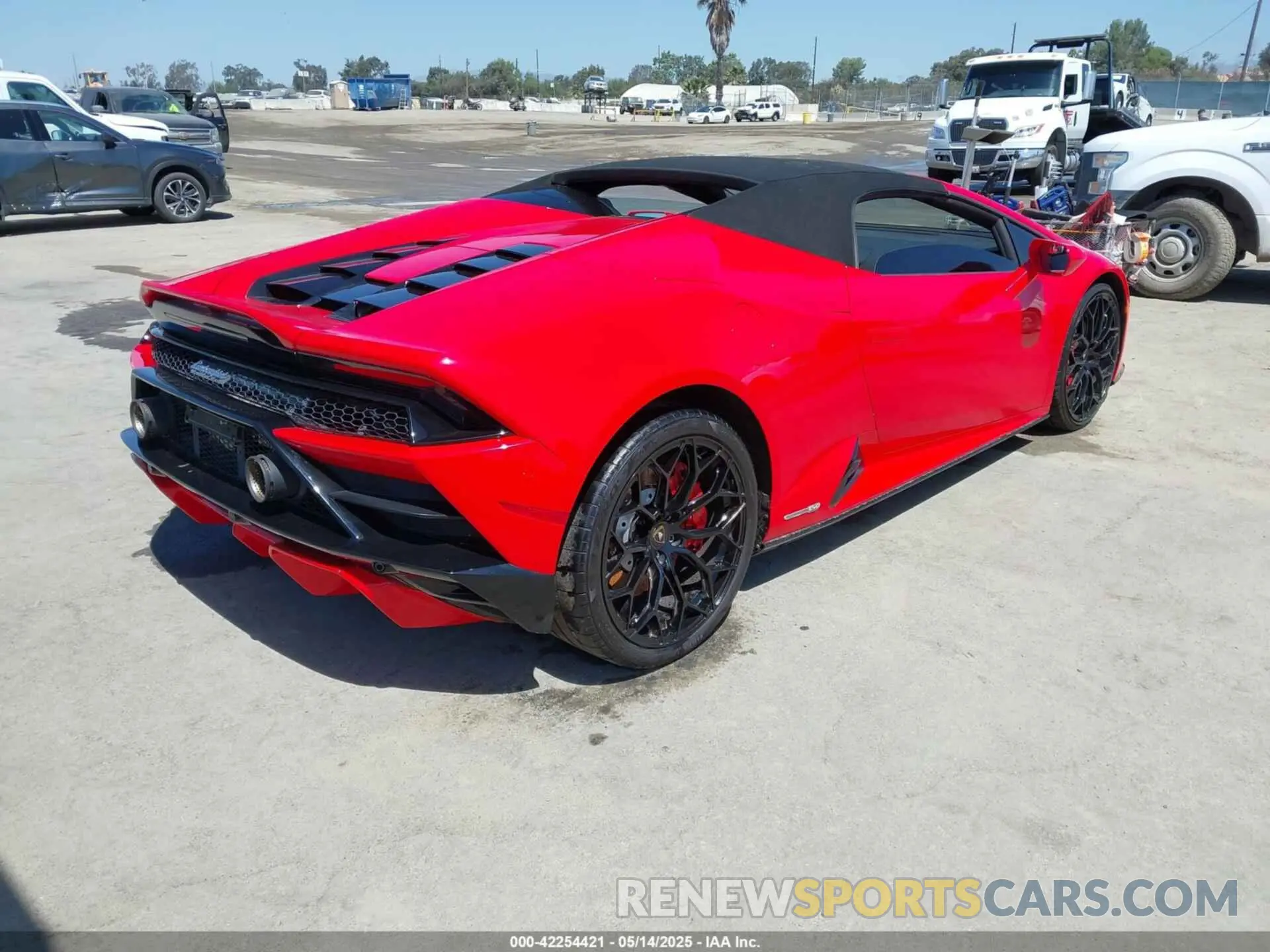 4 Photograph of a damaged car ZHWUT5ZF2LLA15450 LAMBORGHINI HURACAN EVO 2020