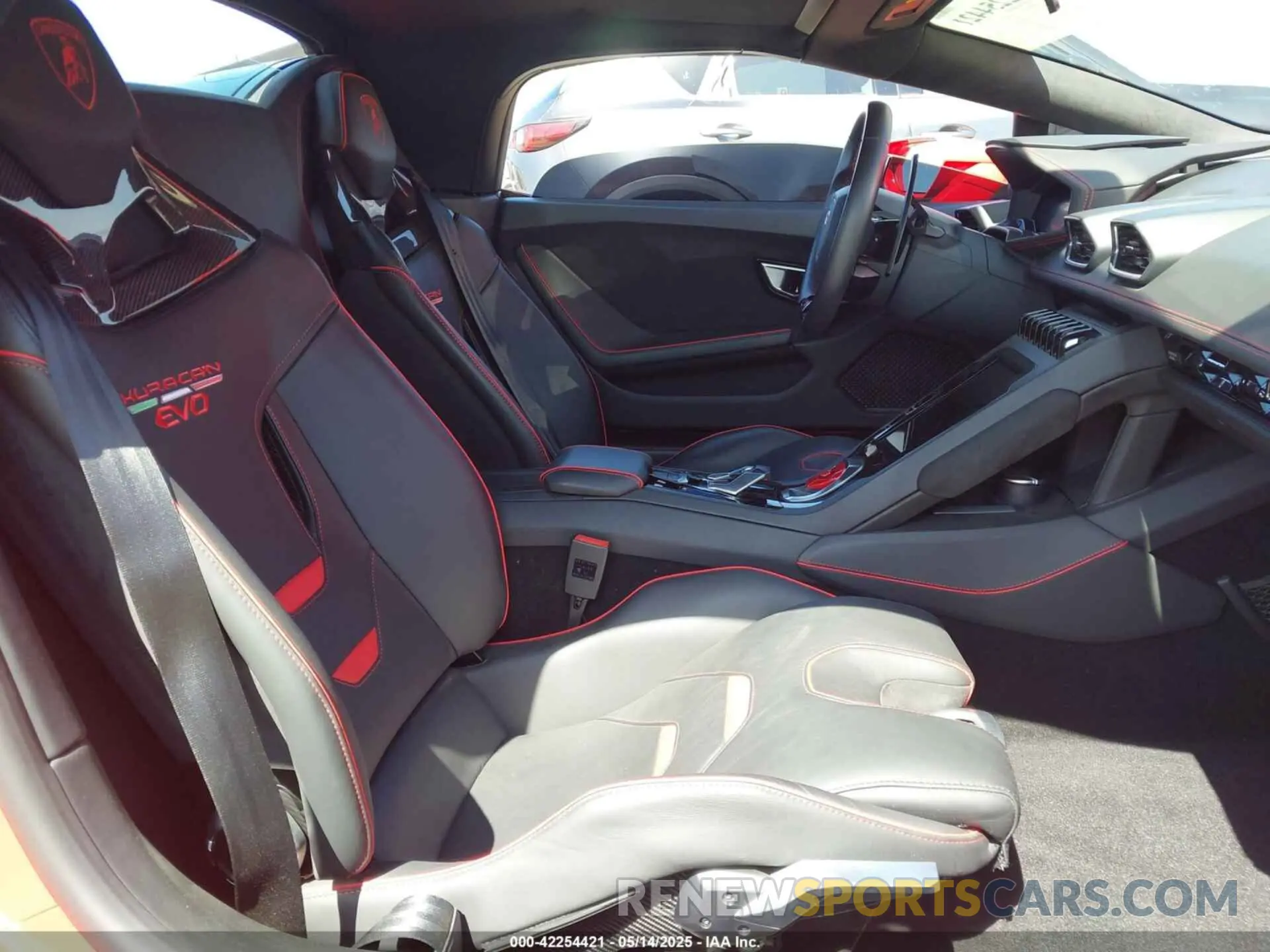 8 Photograph of a damaged car ZHWUT5ZF2LLA15450 LAMBORGHINI HURACAN EVO 2020