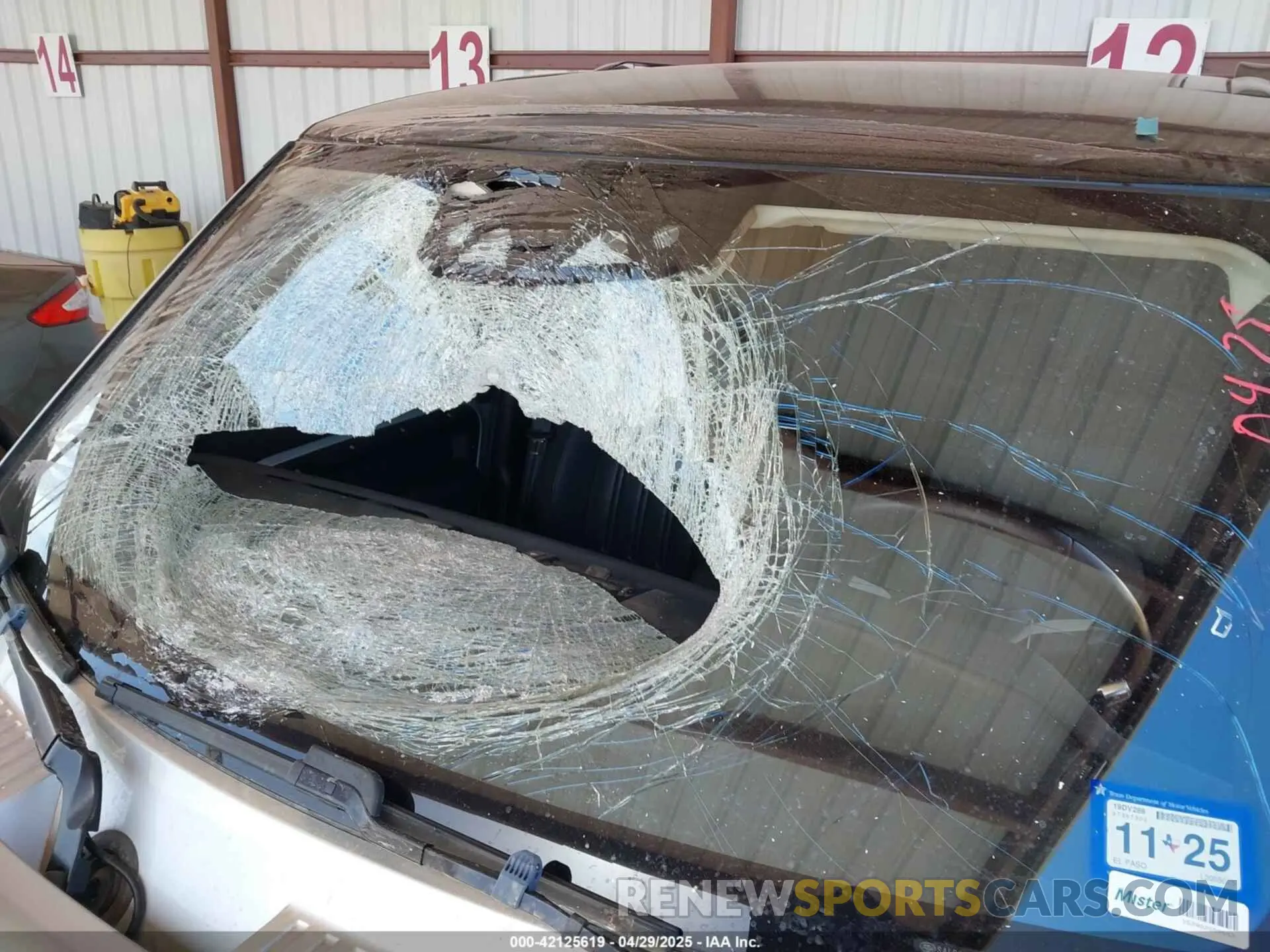 17 Photograph of a damaged car SALE1EEU3L2005075 LAND ROVER DEFENDER 2020
