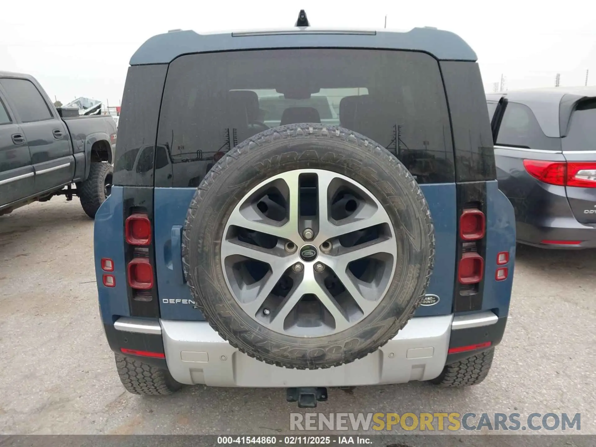 17 Photograph of a damaged car SALE97EU6L2016219 LAND ROVER DEFENDER 2020