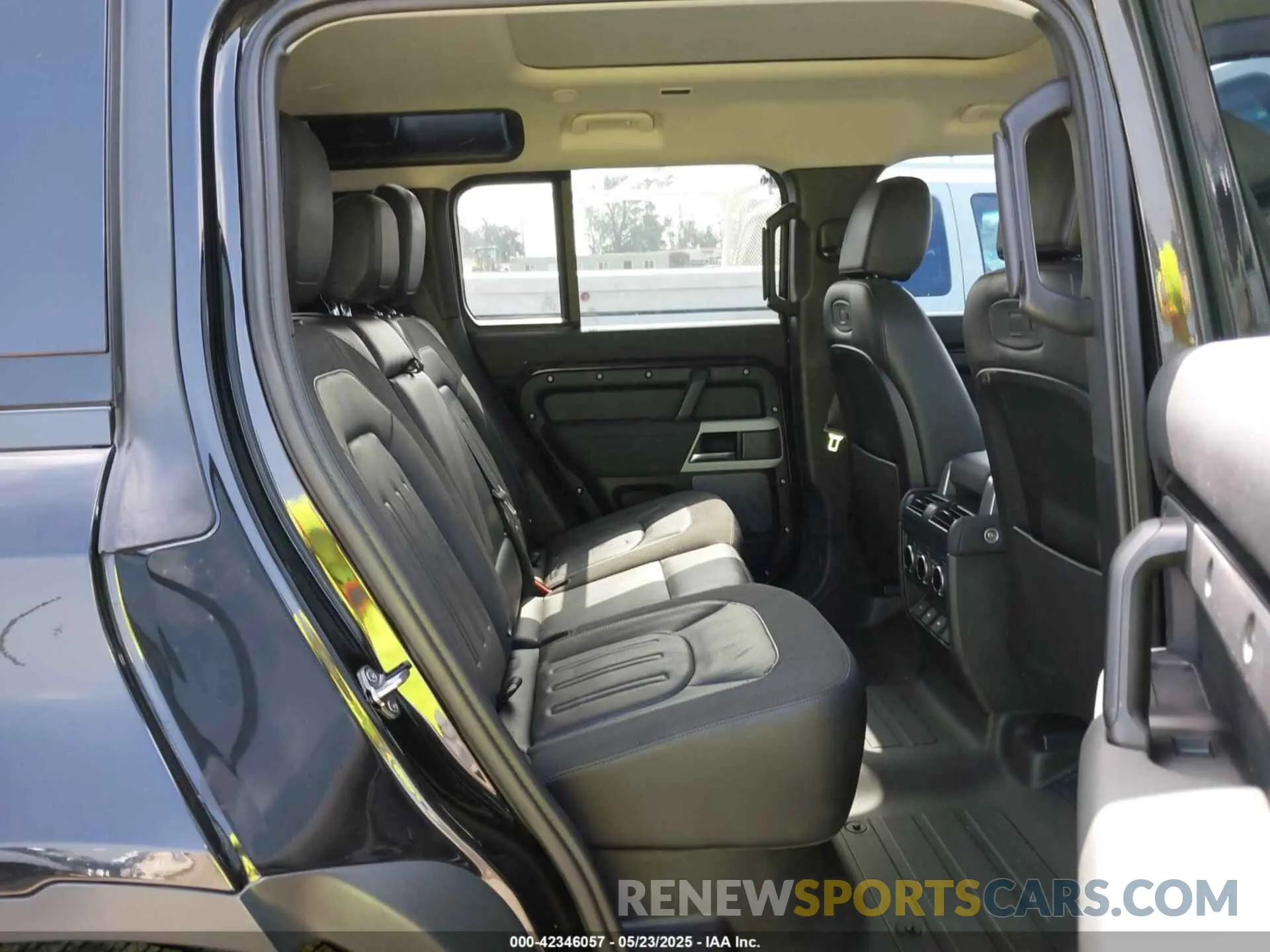 8 Photograph of a damaged car SALEP7EU7L2019989 LAND ROVER DEFENDER 2020