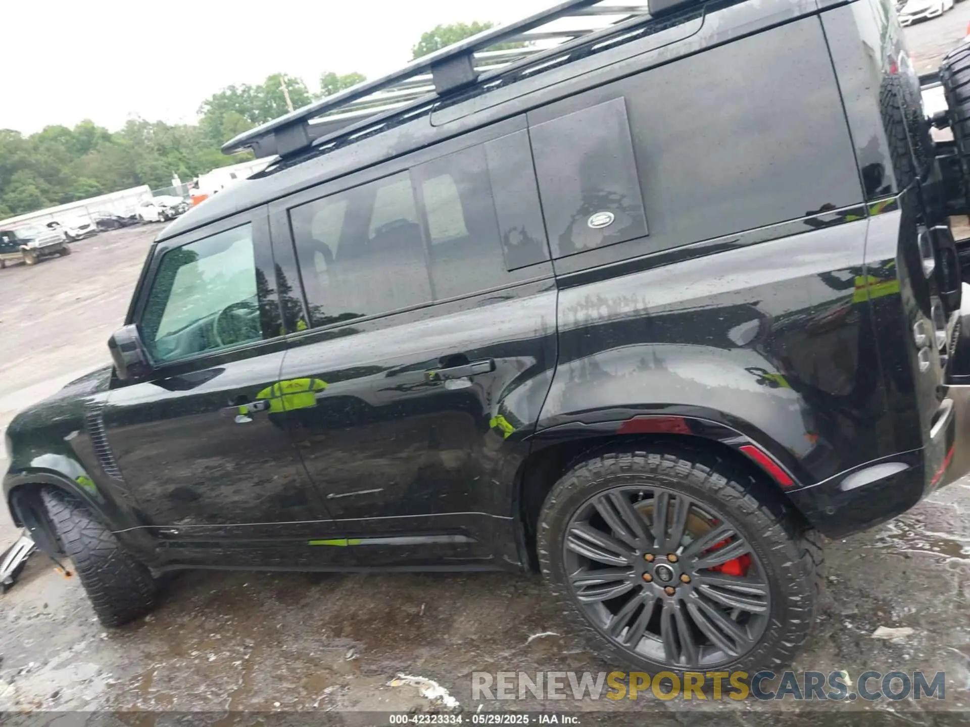 15 Photograph of a damaged car SALEXEEU9L2030559 LAND ROVER DEFENDER 2020