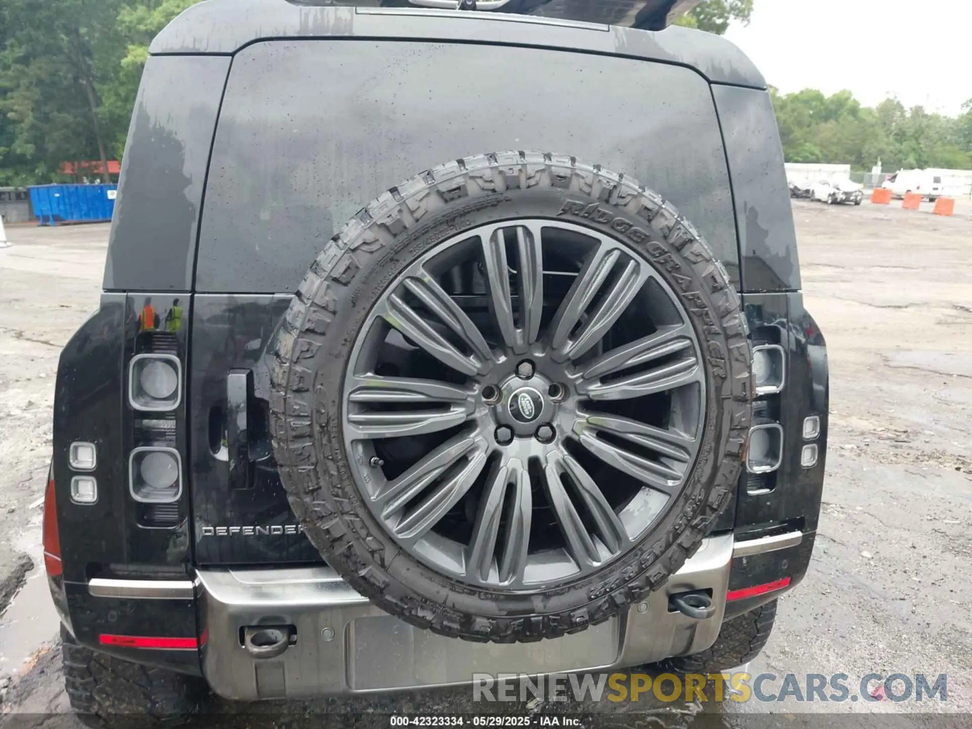 17 Photograph of a damaged car SALEXEEU9L2030559 LAND ROVER DEFENDER 2020