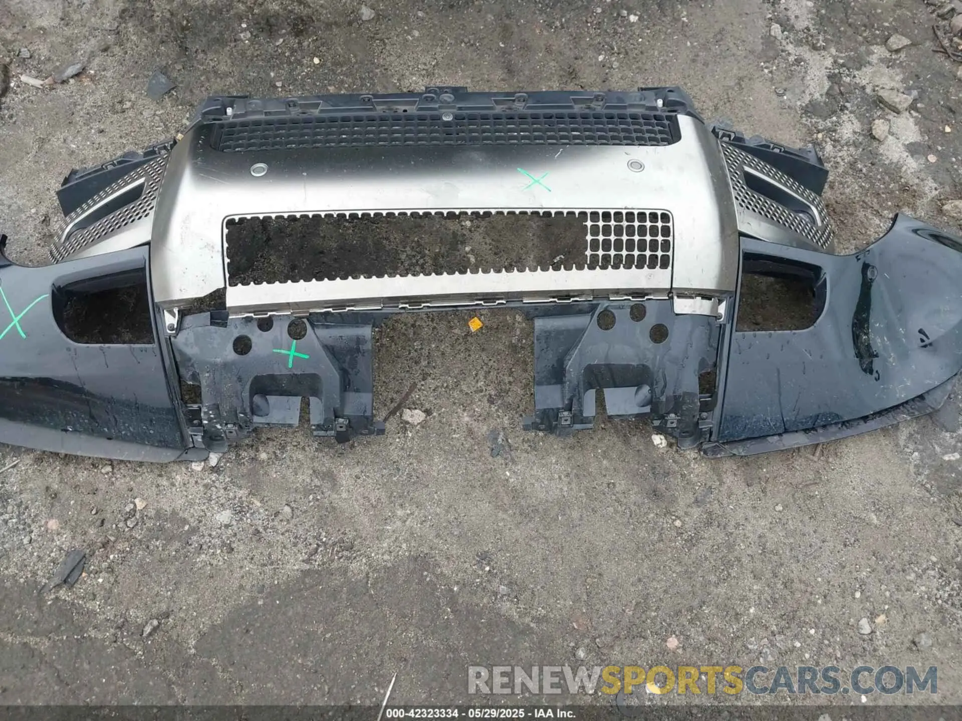 18 Photograph of a damaged car SALEXEEU9L2030559 LAND ROVER DEFENDER 2020
