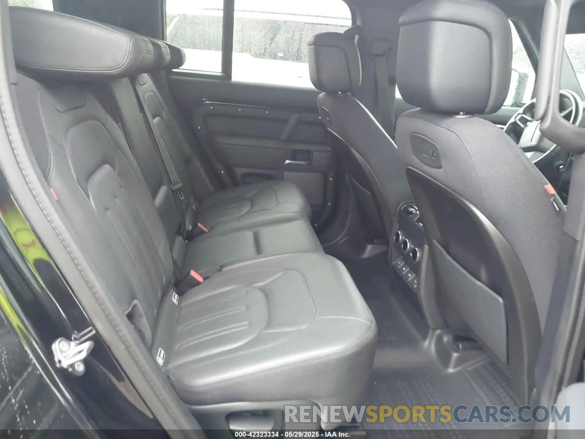8 Photograph of a damaged car SALEXEEU9L2030559 LAND ROVER DEFENDER 2020