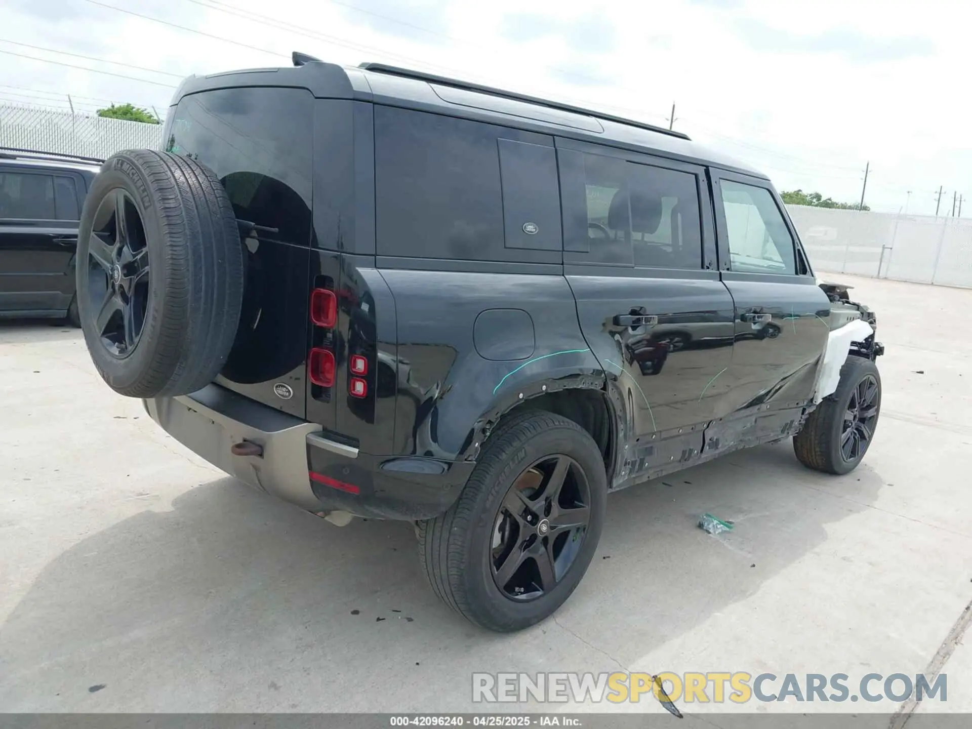 4 Photograph of a damaged car SALE27RUXM2036859 LAND ROVER DEFENDER 2021