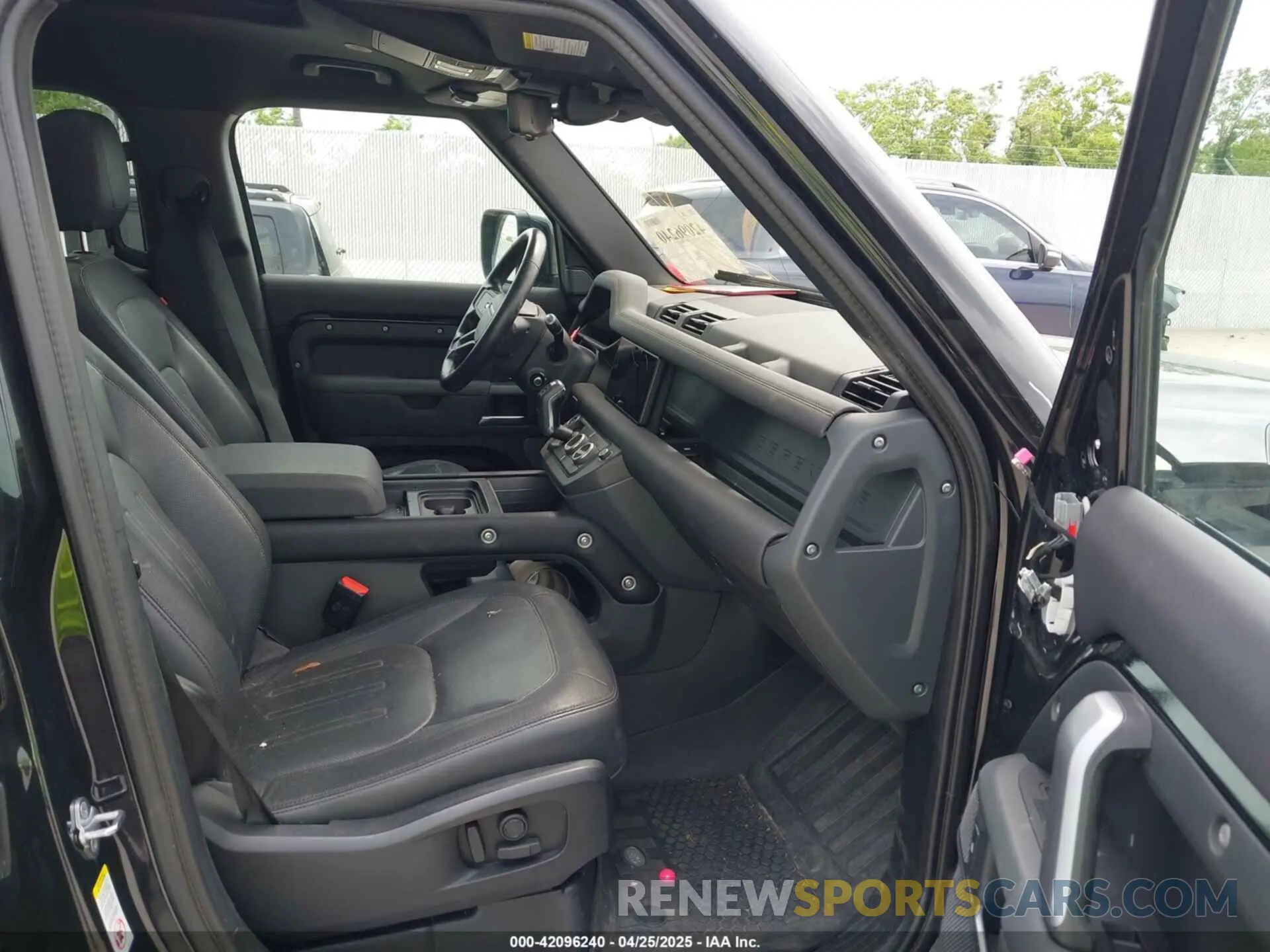 5 Photograph of a damaged car SALE27RUXM2036859 LAND ROVER DEFENDER 2021