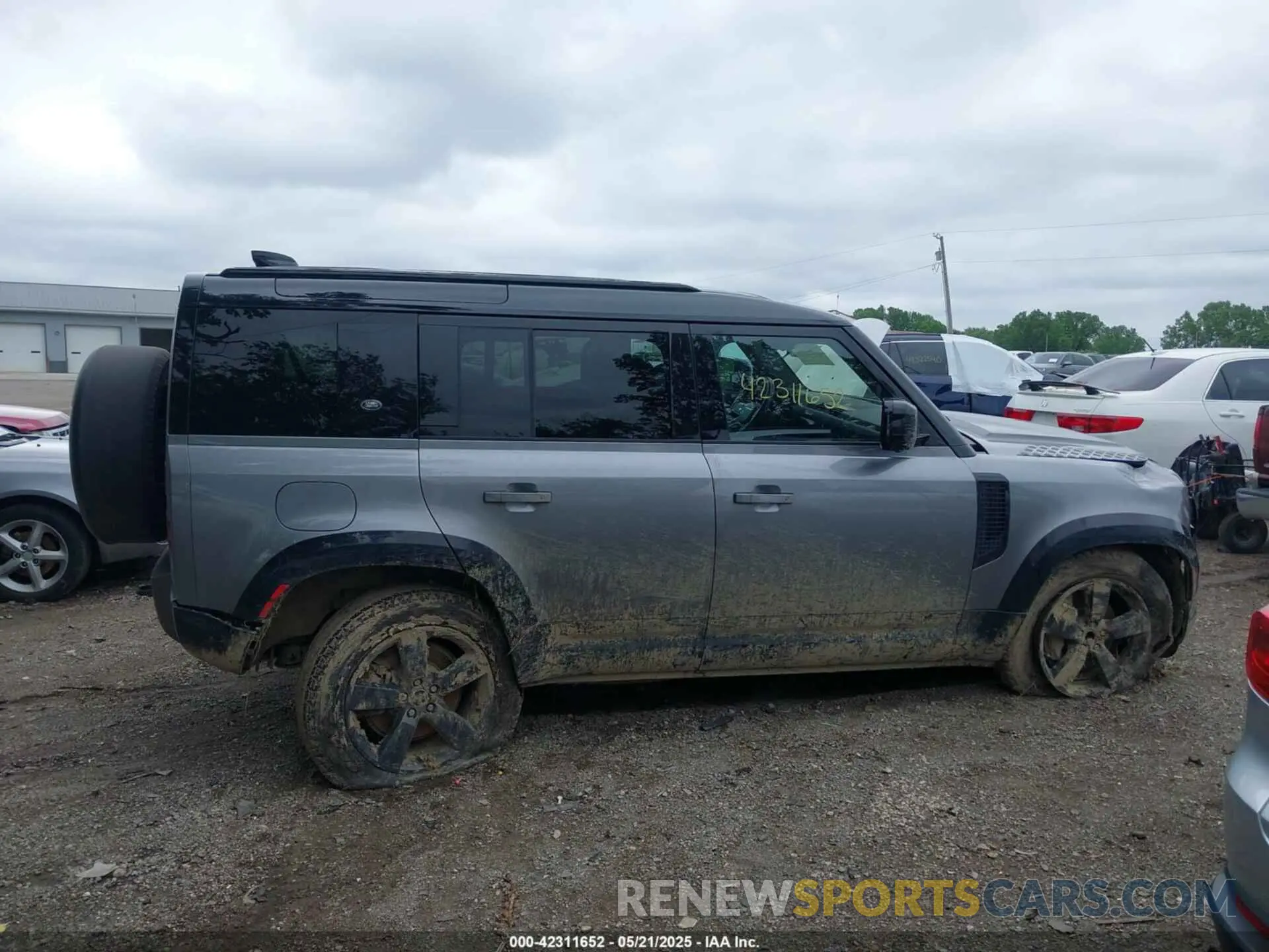13 Photograph of a damaged car SALE2ERU6M2062251 LAND ROVER DEFENDER 2021
