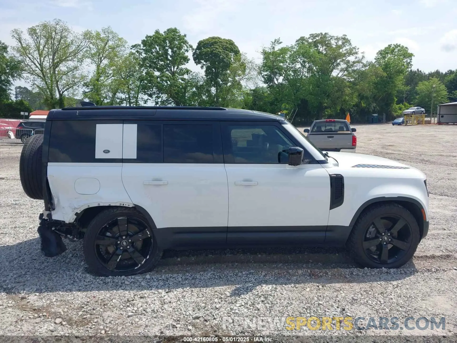 14 Photograph of a damaged car SALEPERUXM2045244 LAND ROVER DEFENDER 2021