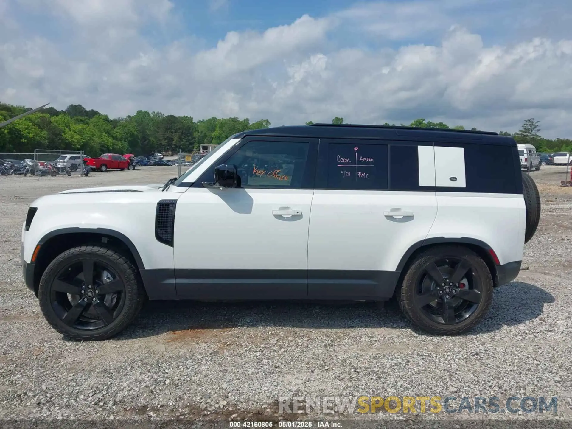 15 Photograph of a damaged car SALEPERUXM2045244 LAND ROVER DEFENDER 2021