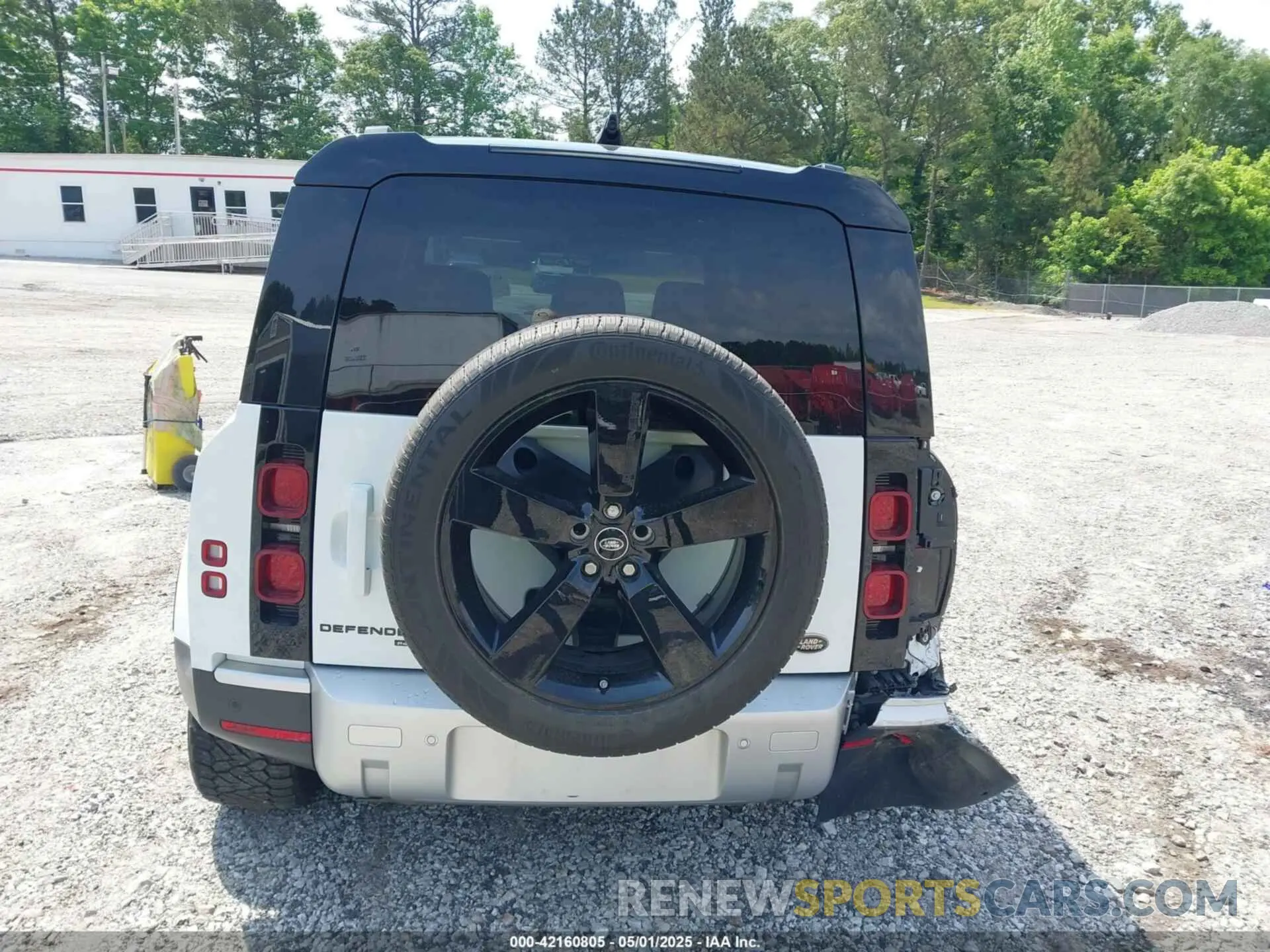 17 Photograph of a damaged car SALEPERUXM2045244 LAND ROVER DEFENDER 2021