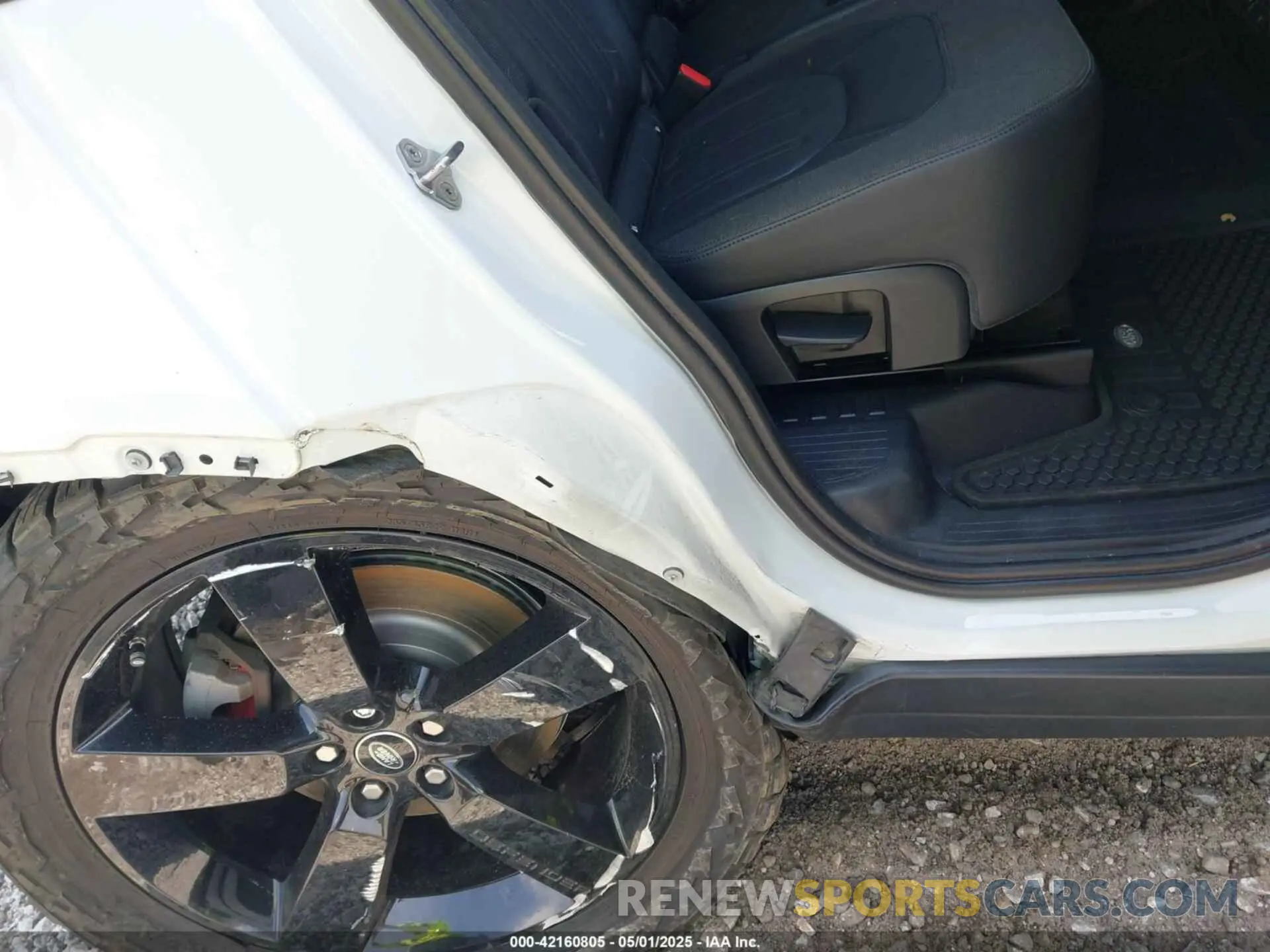 18 Photograph of a damaged car SALEPERUXM2045244 LAND ROVER DEFENDER 2021