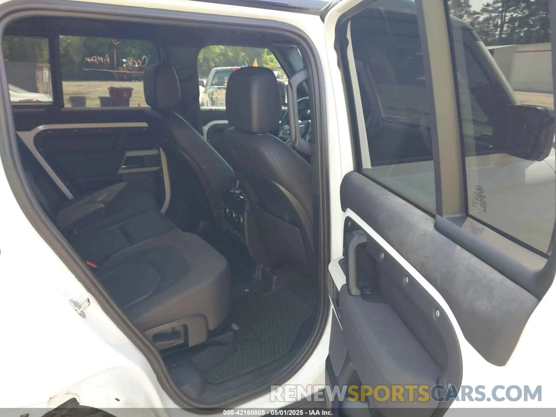 8 Photograph of a damaged car SALEPERUXM2045244 LAND ROVER DEFENDER 2021