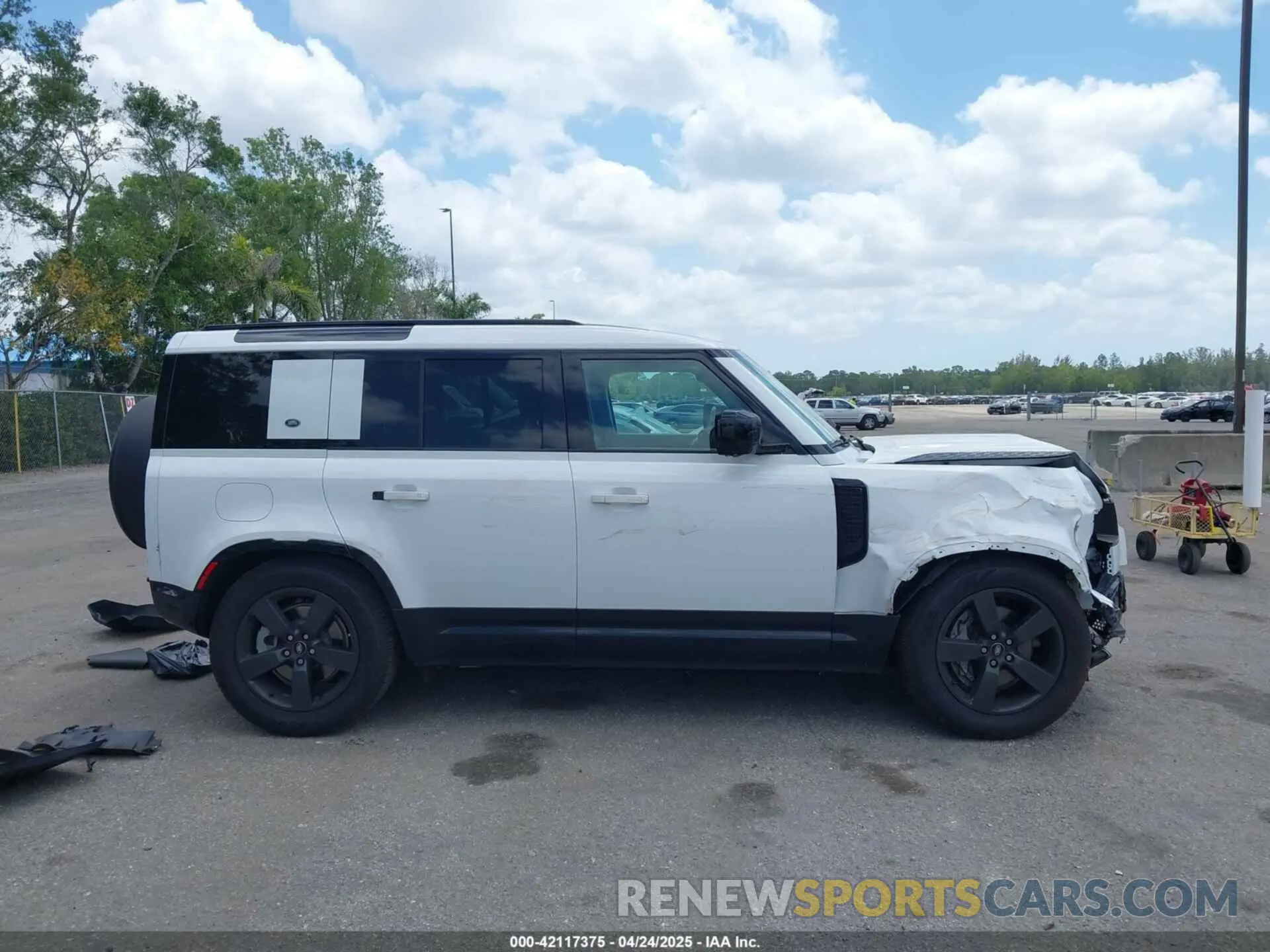 13 Photograph of a damaged car SALE37RU8N2085461 LAND ROVER DEFENDER 2022