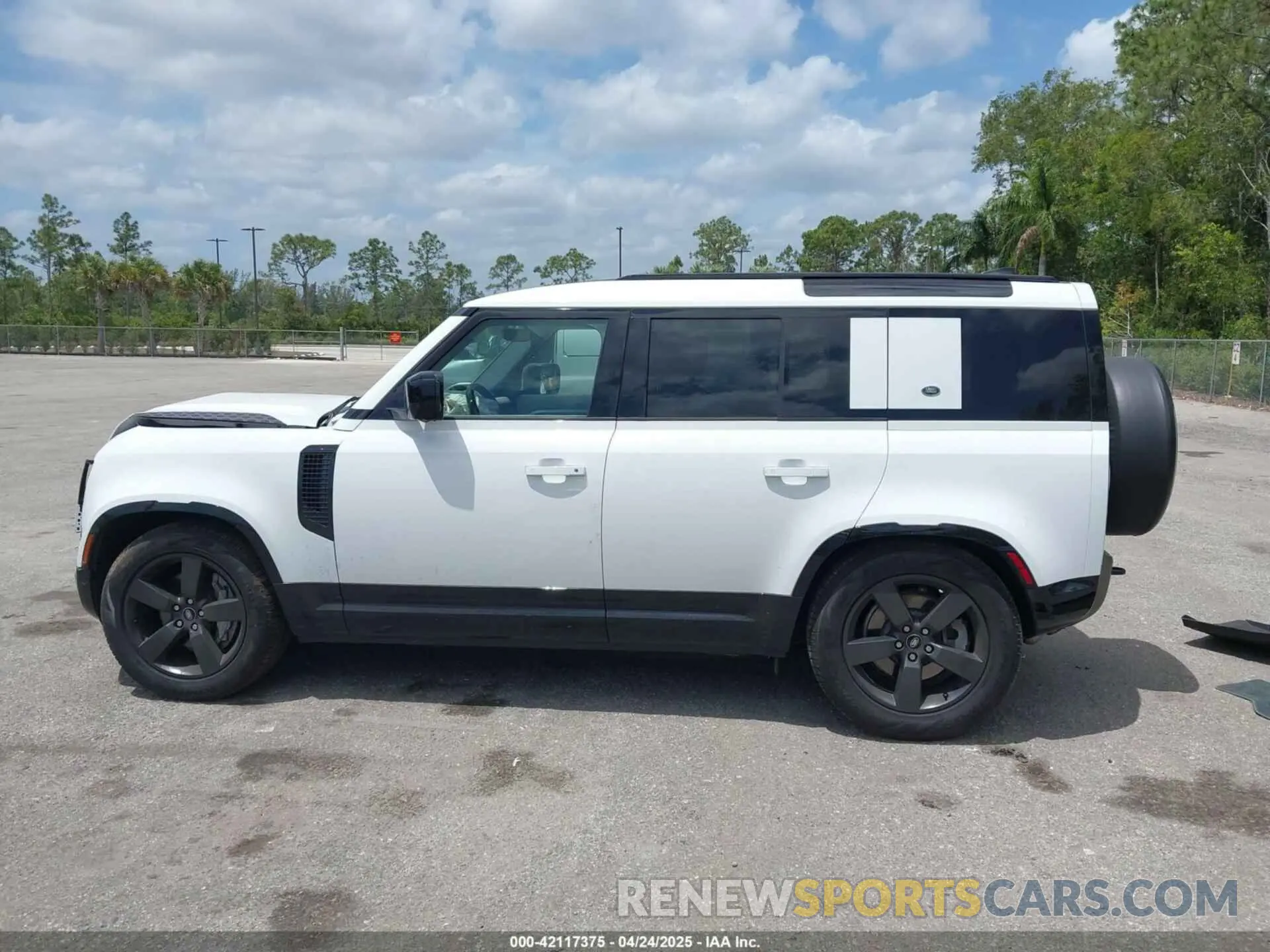 14 Photograph of a damaged car SALE37RU8N2085461 LAND ROVER DEFENDER 2022
