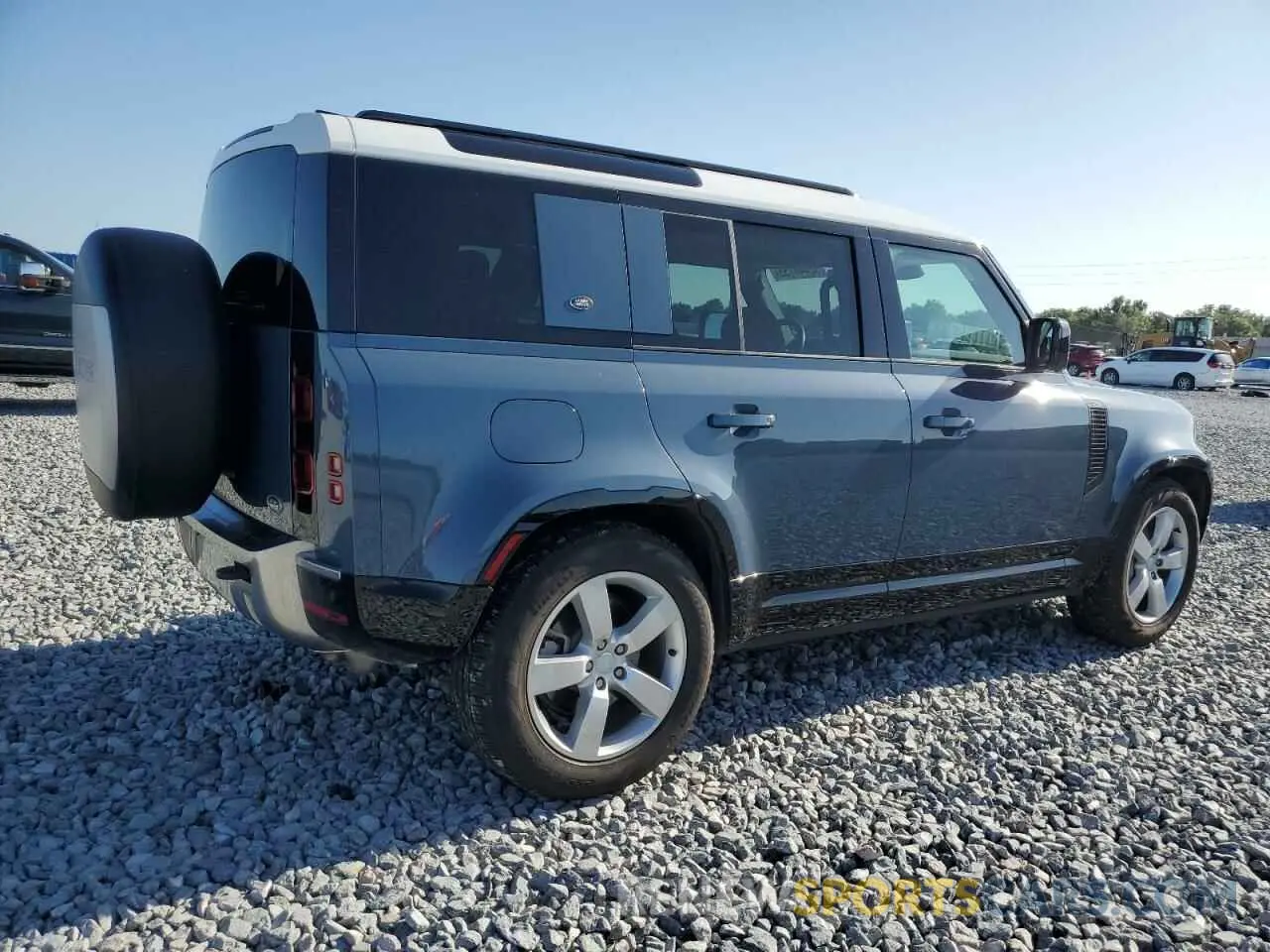 3 Photograph of a damaged car SALEPERU8N2067390 LAND ROVER DEFENDER 2022