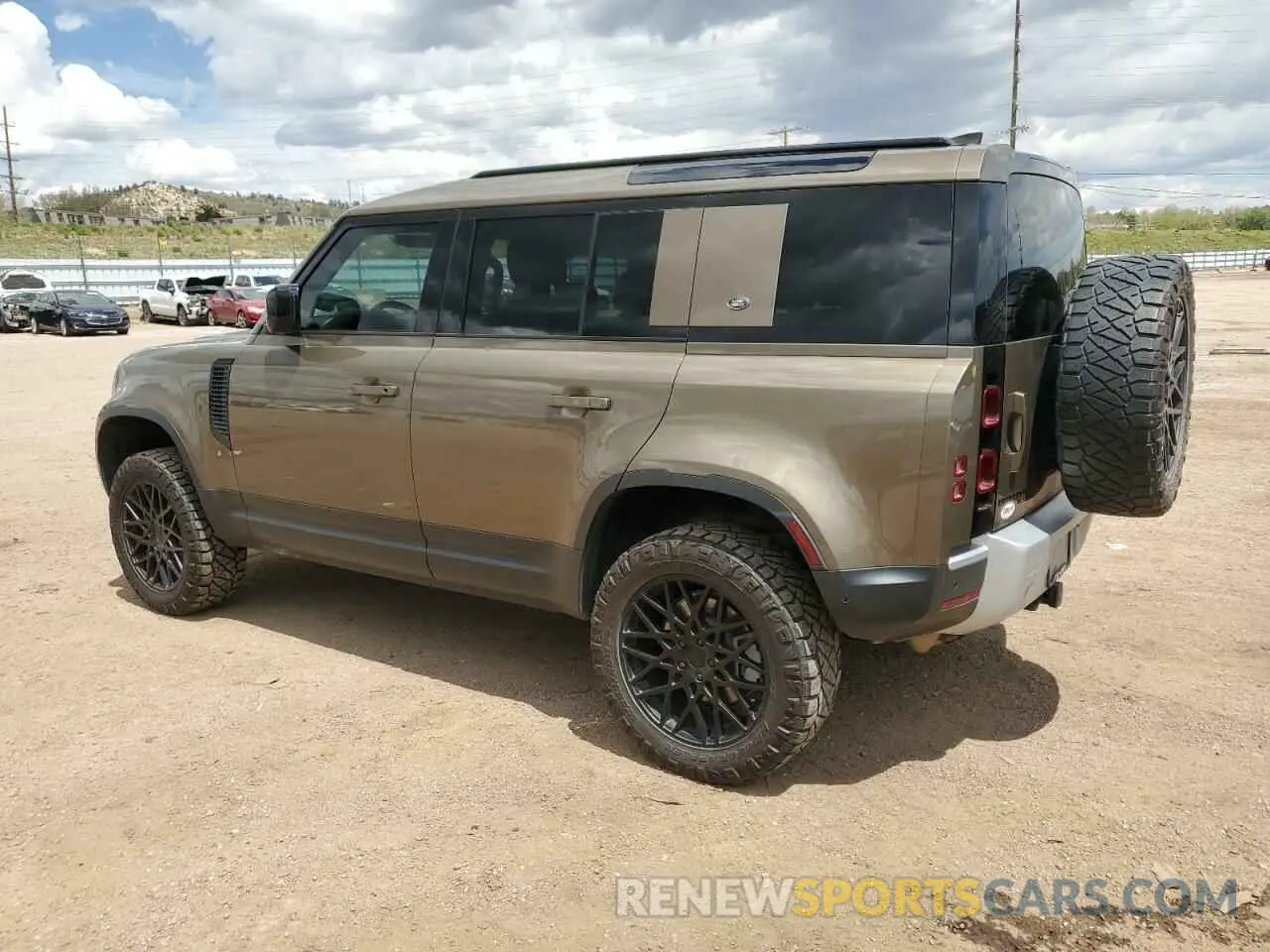 2 Photograph of a damaged car SALEPERUXN2062546 LAND ROVER DEFENDER 2022