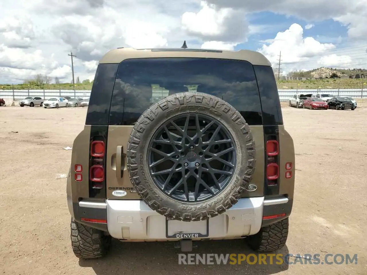 6 Photograph of a damaged car SALEPERUXN2062546 LAND ROVER DEFENDER 2022