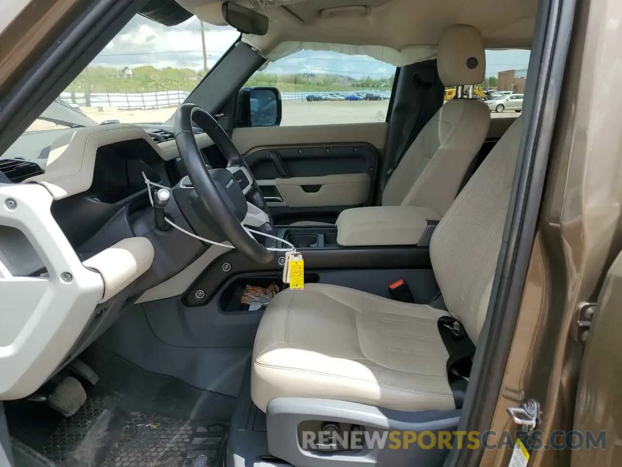 7 Photograph of a damaged car SALEPERUXN2062546 LAND ROVER DEFENDER 2022