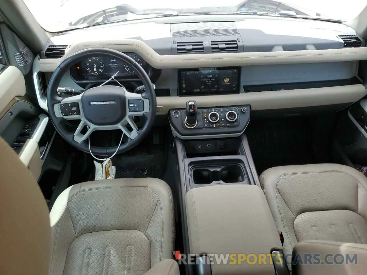 8 Photograph of a damaged car SALEPERUXN2062546 LAND ROVER DEFENDER 2022