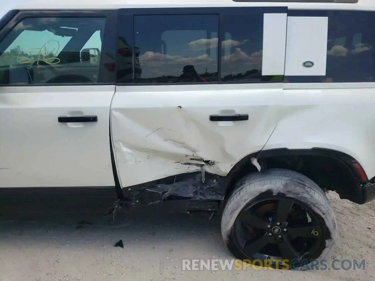 9 Photograph of a damaged car SALEWERE9N2096182 LAND ROVER DEFENDER 2022