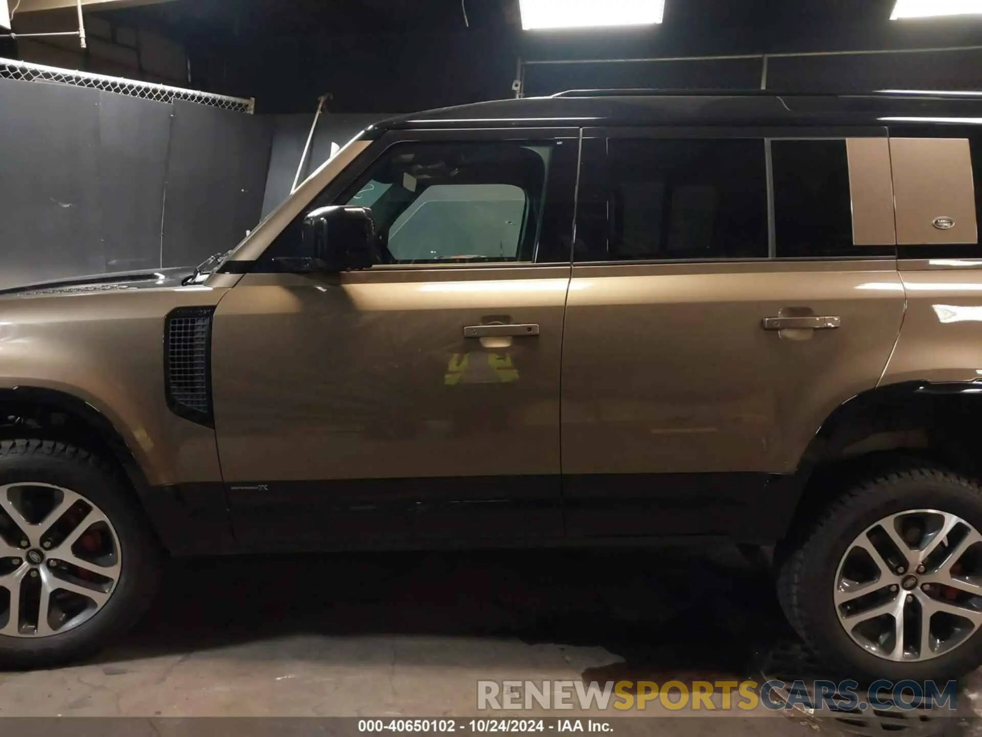 15 Photograph of a damaged car SALEXERU6N2063824 LAND ROVER DEFENDER 2022