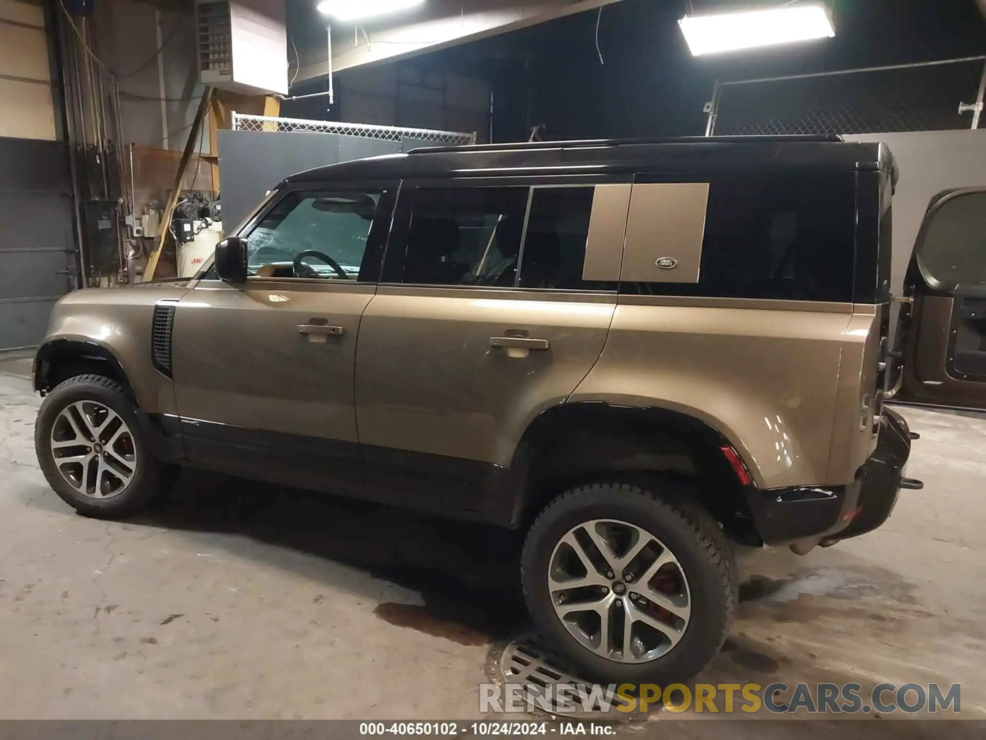 3 Photograph of a damaged car SALEXERU6N2063824 LAND ROVER DEFENDER 2022