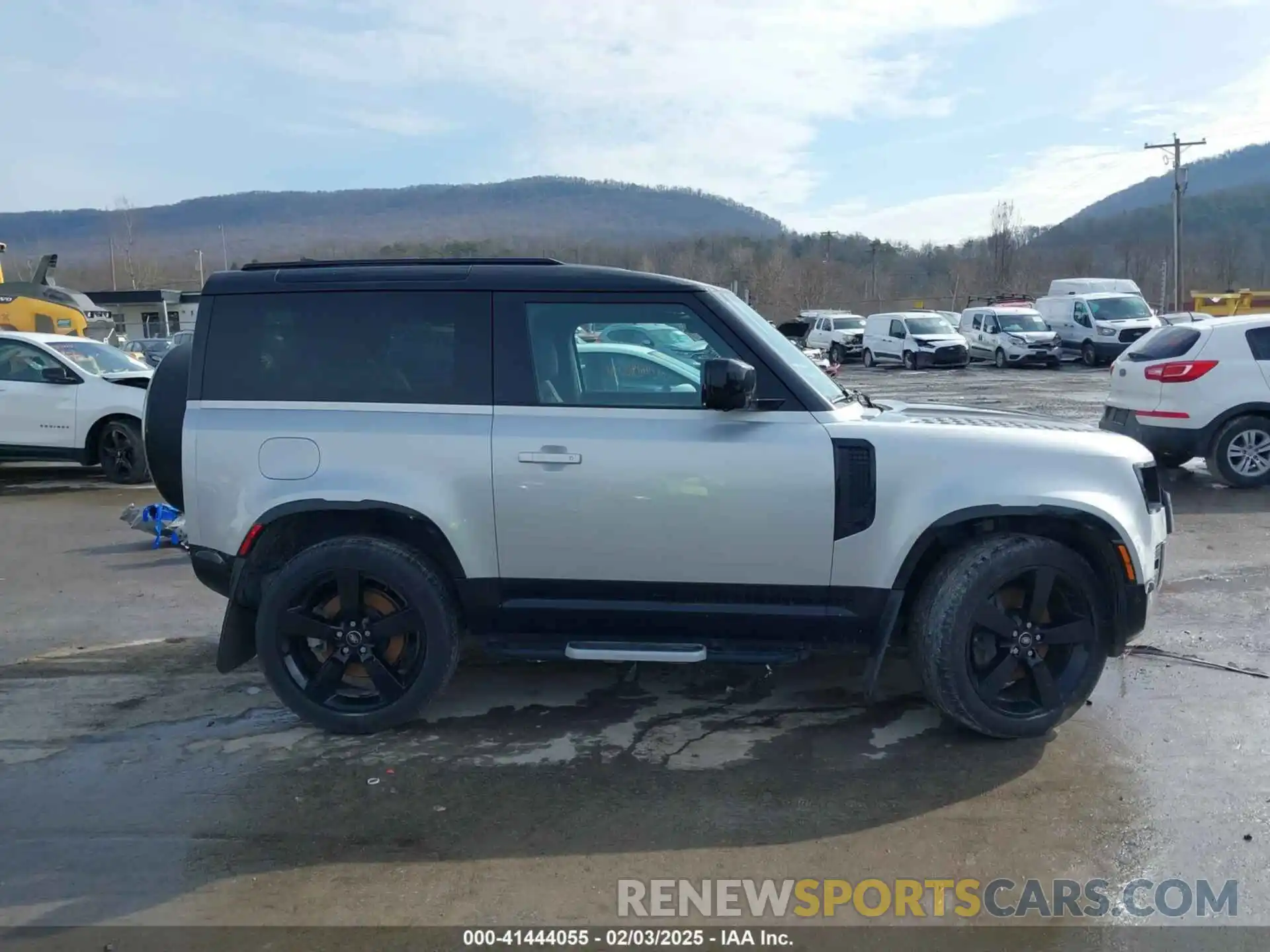 14 Photograph of a damaged car SALE26EU0P2165553 LAND ROVER DEFENDER 2023