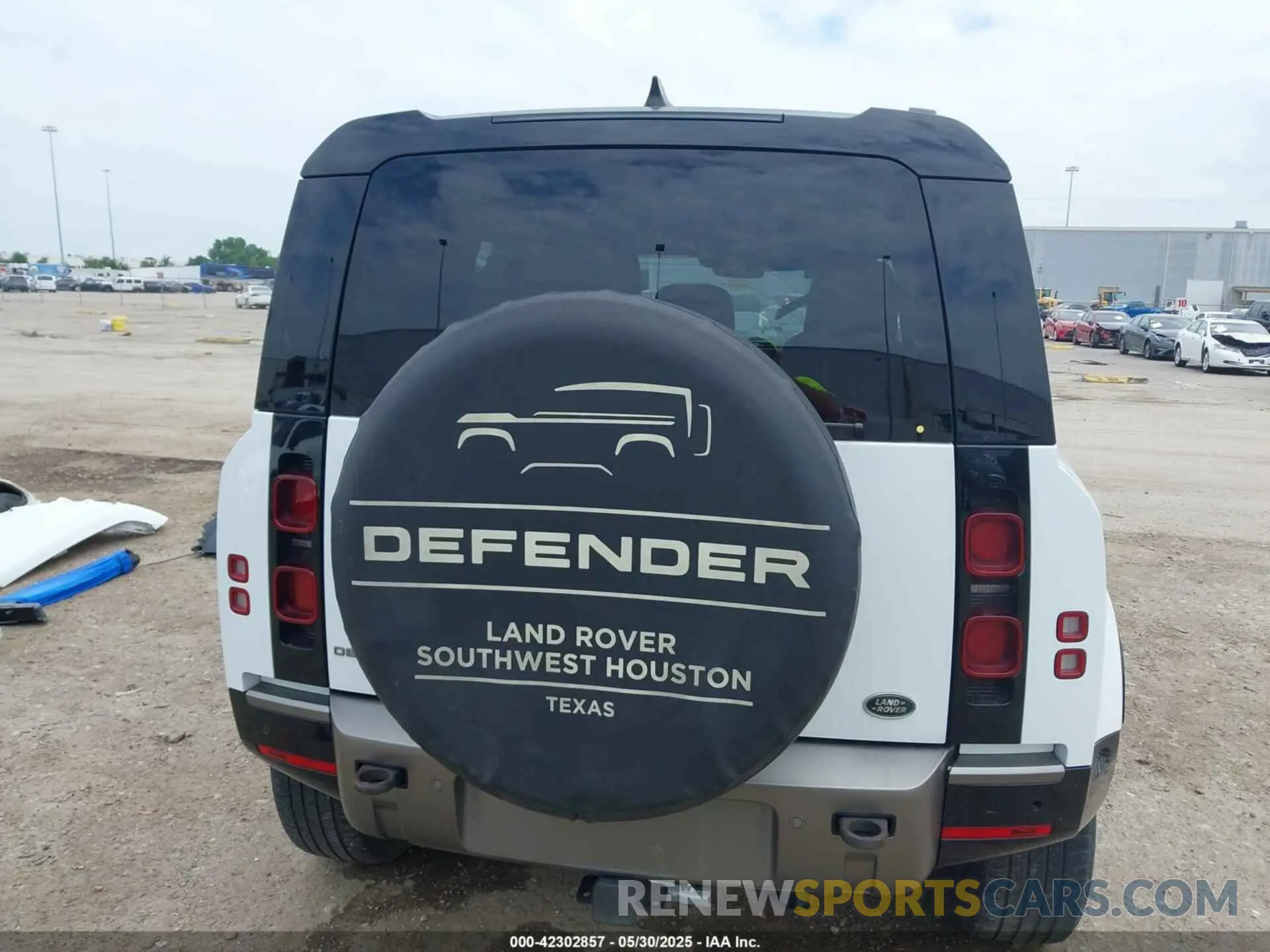 17 Photograph of a damaged car SALE27EUXP2114986 LAND ROVER DEFENDER 2023